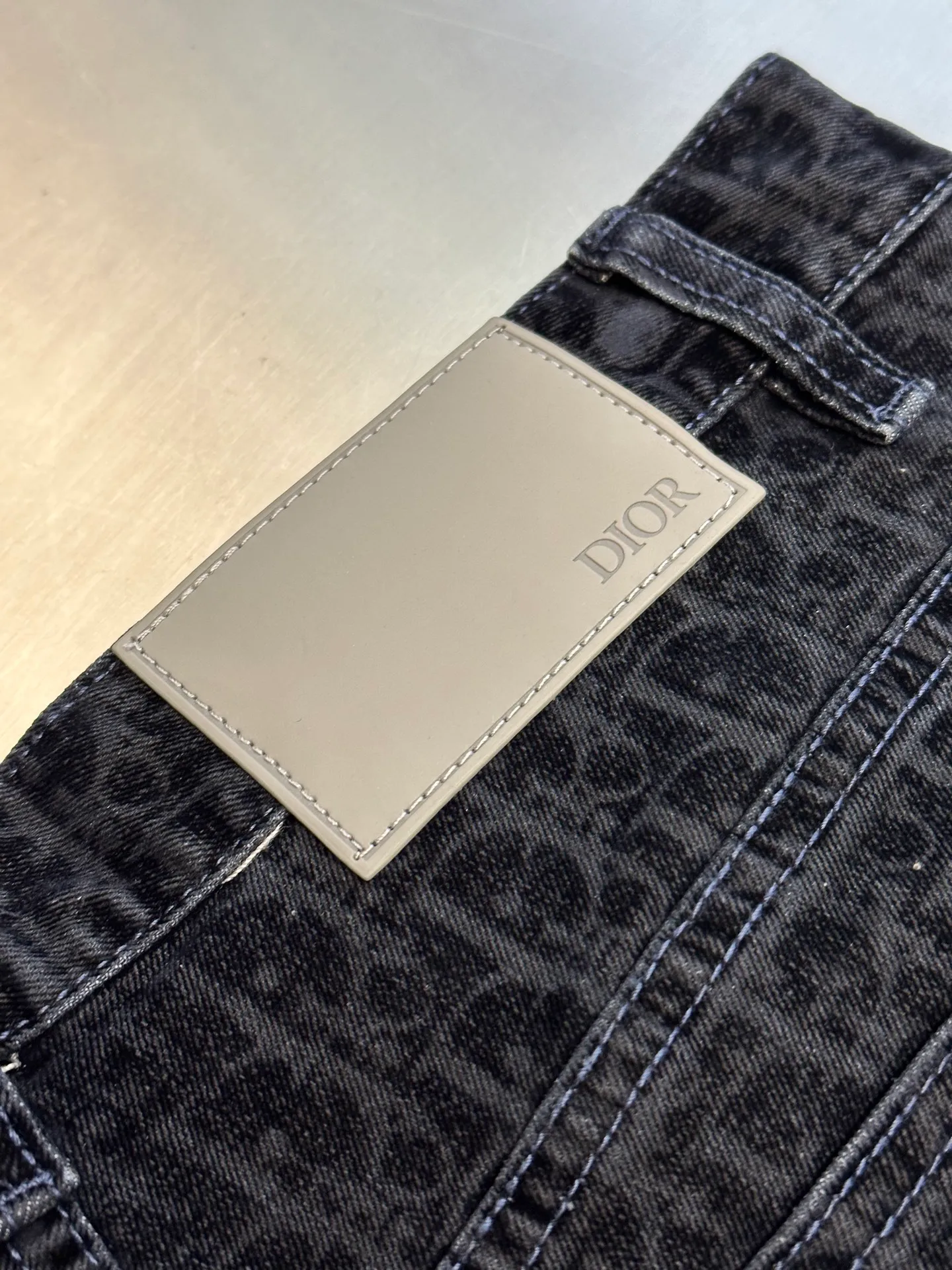 🅿️640 Dior x KAWS joint jeans 2025 Year of the Snake limited edition, this classic jeans comes from the DIOR AND KAWS series, showing Oblique print. Crafted from blue cotton-blend denim, it features DIOR AND KAWS embroidery on the back, reinterpreting the Dior logo as a colorful snake. Pair it with the flocked Oblique print for a bold addition to casual looks.  size: 29.30.32.34.36