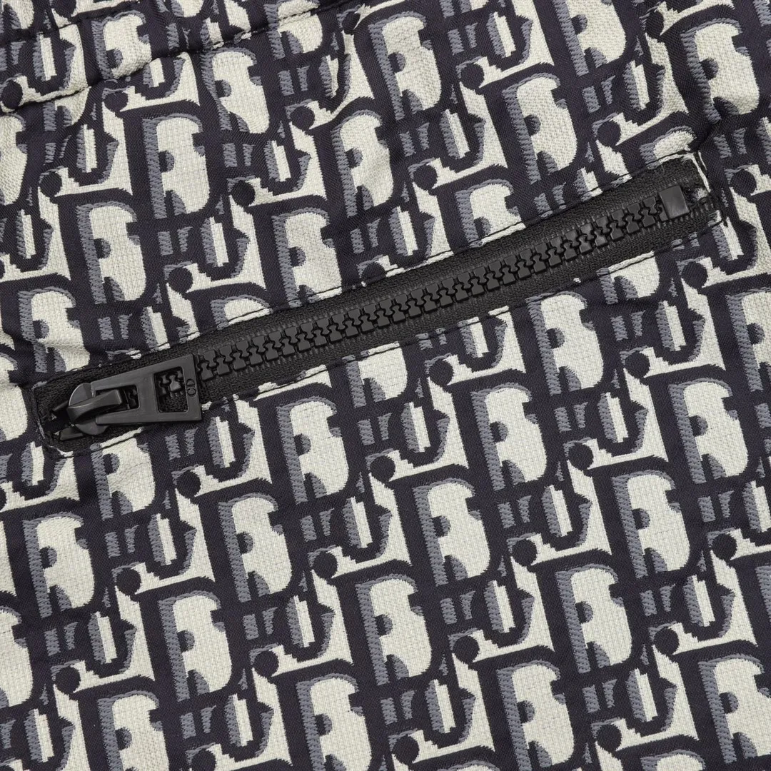 🅿️350 DIOR/Dior striped webbing presbyopic shorts. The original purchase of heavy-weight clothing is developed from raw materials, and the highest version is launched on the entire network. The fabric is made of imported raw materials, and the whole piece is Dr's classic jacquard weave. The minimum order is 8,000 meters of fabric, which is produced day and night by imported yarn-dyed looms. The daily output of each machine is only 40 meters. All alignment materials are close to 4 meters. The position spacing of the letter webbing and the webbing effect are completely consistent with the original version. The entire garment is lined with black fabric imported from South Korea. The placket zipper is made from a unified mold and is custom-made, and the rails are machine-pressed from imported environmentally friendly materials. After the lower corner rope is woven, the core dyeing technology is used to achieve the final dyeing effect. After pattern development and pattern making, computer intelligent cutting is used to increase work efficiency while ensuring the integrity of the pattern. The upper body effect is restored consistently! ! ! Size：XS-L