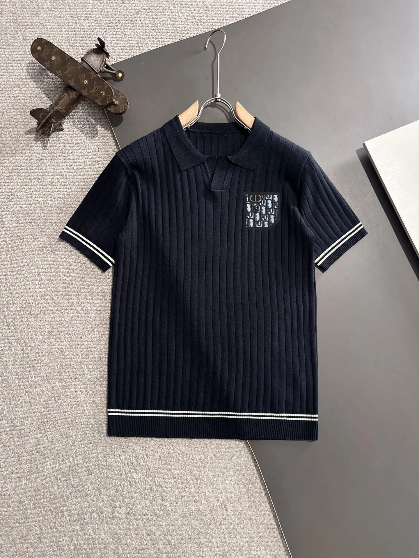 🅿️320 shipped next day. High quality Dior 2025 spring and summer new men's lapel short-sleeved T-shirt. Made of combed cotton yarn knitted cotton fabric. Pure cotton high-weight special yarn. It feels full when weighed. The upper body is also more textured than ordinary T-shirts. This texture can cope with the weather easily and is suitable for both hot and cold! The pattern on the chest adopts three-dimensional embroidery technology, and is perfectly produced stitch by stitch with reference to the original version! Loose fit design, looks noble. Size: M to XXXL