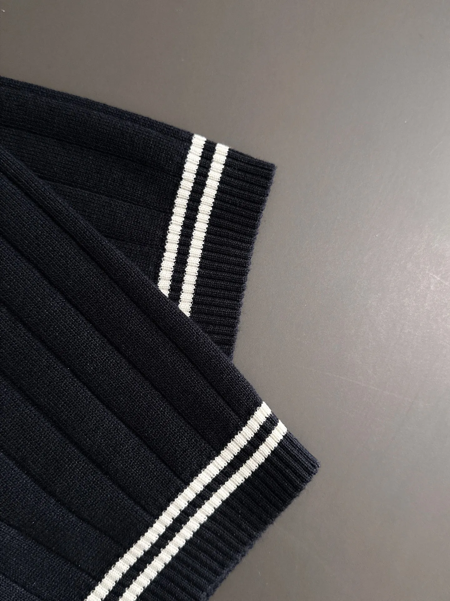🅿️320 shipped next day. High quality Dior 2025 spring and summer new men's lapel short-sleeved T-shirt. Made of combed cotton yarn knitted cotton fabric. Pure cotton high-weight special yarn. It feels full when weighed. The upper body is also more textured than ordinary T-shirts. This texture can cope with the weather easily and is suitable for both hot and cold! The pattern on the chest adopts three-dimensional embroidery technology, and is perfectly produced stitch by stitch with reference to the original version! Loose fit design, looks noble. Size: M to XXXL