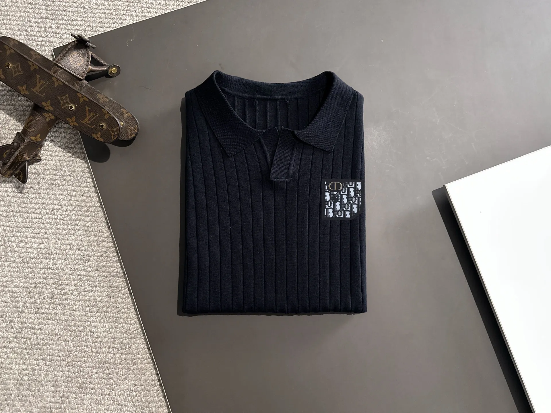 🅿️320 shipped next day. High quality Dior 2025 spring and summer new men's lapel short-sleeved T-shirt. Made of combed cotton yarn knitted cotton fabric. Pure cotton high-weight special yarn. It feels full when weighed. The upper body is also more textured than ordinary T-shirts. This texture can cope with the weather easily and is suitable for both hot and cold! The pattern on the chest adopts three-dimensional embroidery technology, and is perfectly produced stitch by stitch with reference to the original version! Loose fit design, looks noble. Size: M to XXXL