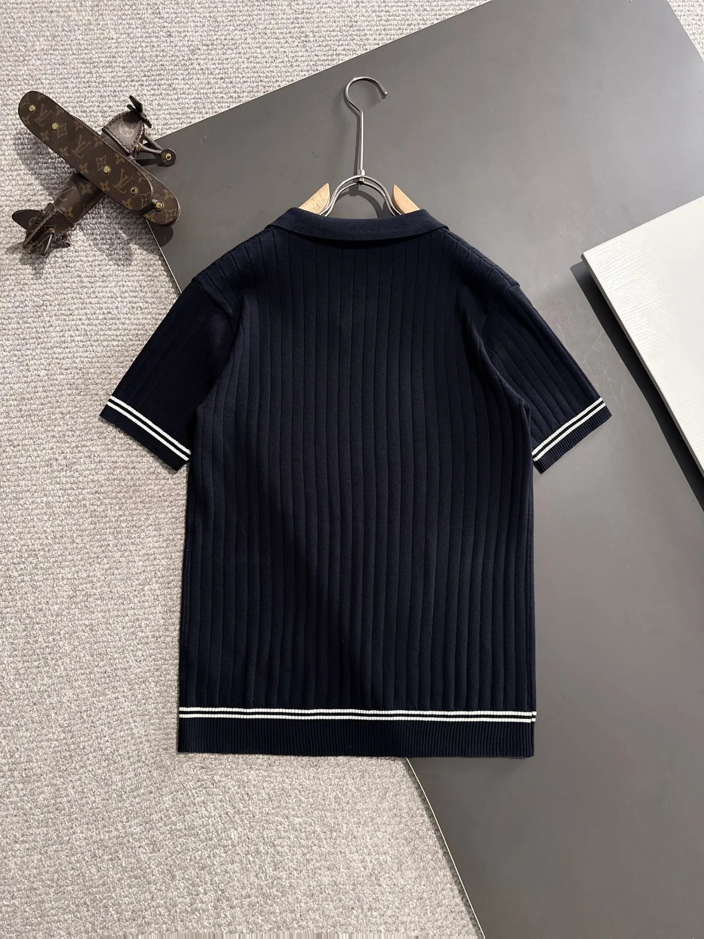 🅿️320 shipped next day. High quality Dior 2025 spring and summer new men's lapel short-sleeved T-shirt. Made of combed cotton yarn knitted cotton fabric. Pure cotton high-weight special yarn. It feels full when weighed. The upper body is also more textured than ordinary T-shirts. This texture can cope with the weather easily and is suitable for both hot and cold! The pattern on the chest adopts three-dimensional embroidery technology, and is perfectly produced stitch by stitch with reference to the original version! Loose fit design, looks noble. Size: M to XXXL