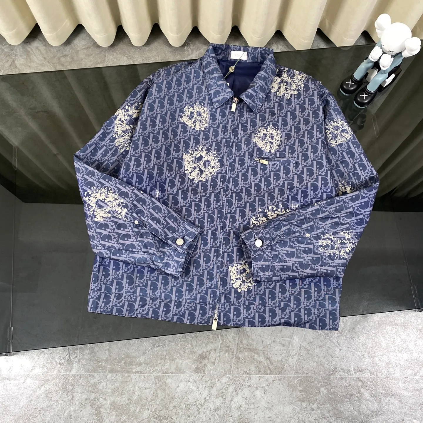 🅿️360 Dior x Tears Dior joint floral zipper limited edition full-print denim jacket, the same style as the stars - the original mold is purchased and made with a full set of customized accessories. Details determine success or failure.  - Size: M L The entire logo is very smooth and simple. The D letter is perfectly coordinated with every detail in the design. Use the letter D perfectly. The design of all luxury goods is very demanding in the pursuit of details. The combination of the letter D and O in the Dior logo design is a very interesting example. The echo of a semicircle and an ellipse forms a perfect arc - Dior (full name: Christian Dior) is a multinational luxury brand originating from France, synonymous with dazzling haute couture. It was founded in 1946 by French fashion designer Christian Dior and is headquartered in Paris. Mainly engaged in high-end consumer goods such as fashion, jewelry, perfume, cosmetics, children's clothing - Customized all-over printed jacquard fabrics - Customized engraved LOGO buttons - Customized Dior