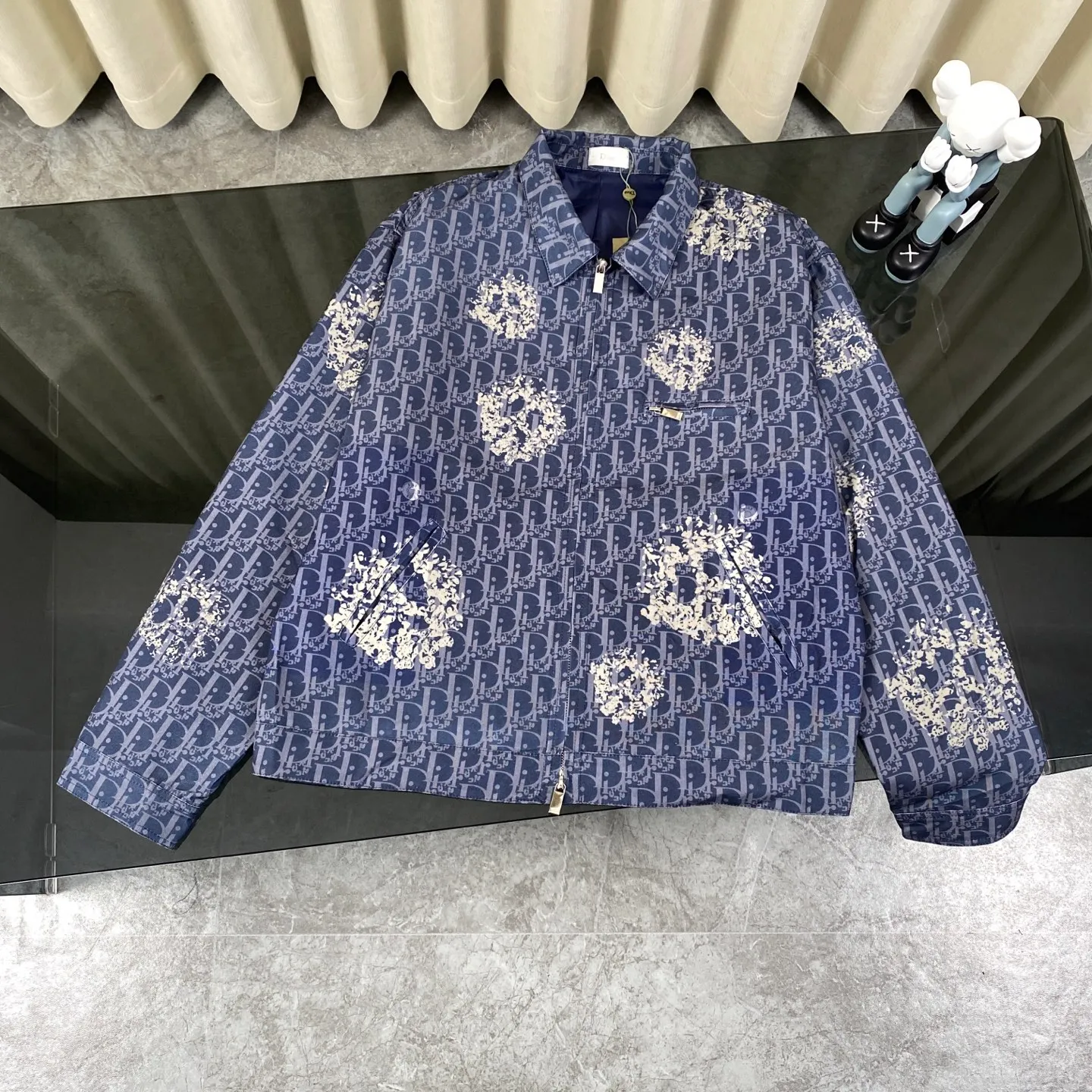 🅿️360 Dior x Tears Dior joint floral zipper limited edition full-print denim jacket, the same style as the stars - the original mold is purchased and made with a full set of customized accessories. Details determine success or failure.  - Size: M L The entire logo is very smooth and simple. The D letter is perfectly coordinated with every detail in the design. Use the letter D perfectly. The design of all luxury goods is very demanding in the pursuit of details. The combination of the letter D and O in the Dior logo design is a very interesting example. The echo of a semicircle and an ellipse forms a perfect arc - Dior (full name: Christian Dior) is a multinational luxury brand originating from France, synonymous with dazzling haute couture. It was founded in 1946 by French fashion designer Christian Dior and is headquartered in Paris. Mainly engaged in high-end consumer goods such as fashion, jewelry, perfume, cosmetics, children's clothing - Customized all-over printed jacquard fabrics - Customized engraved LOGO buttons - Customized Dior
