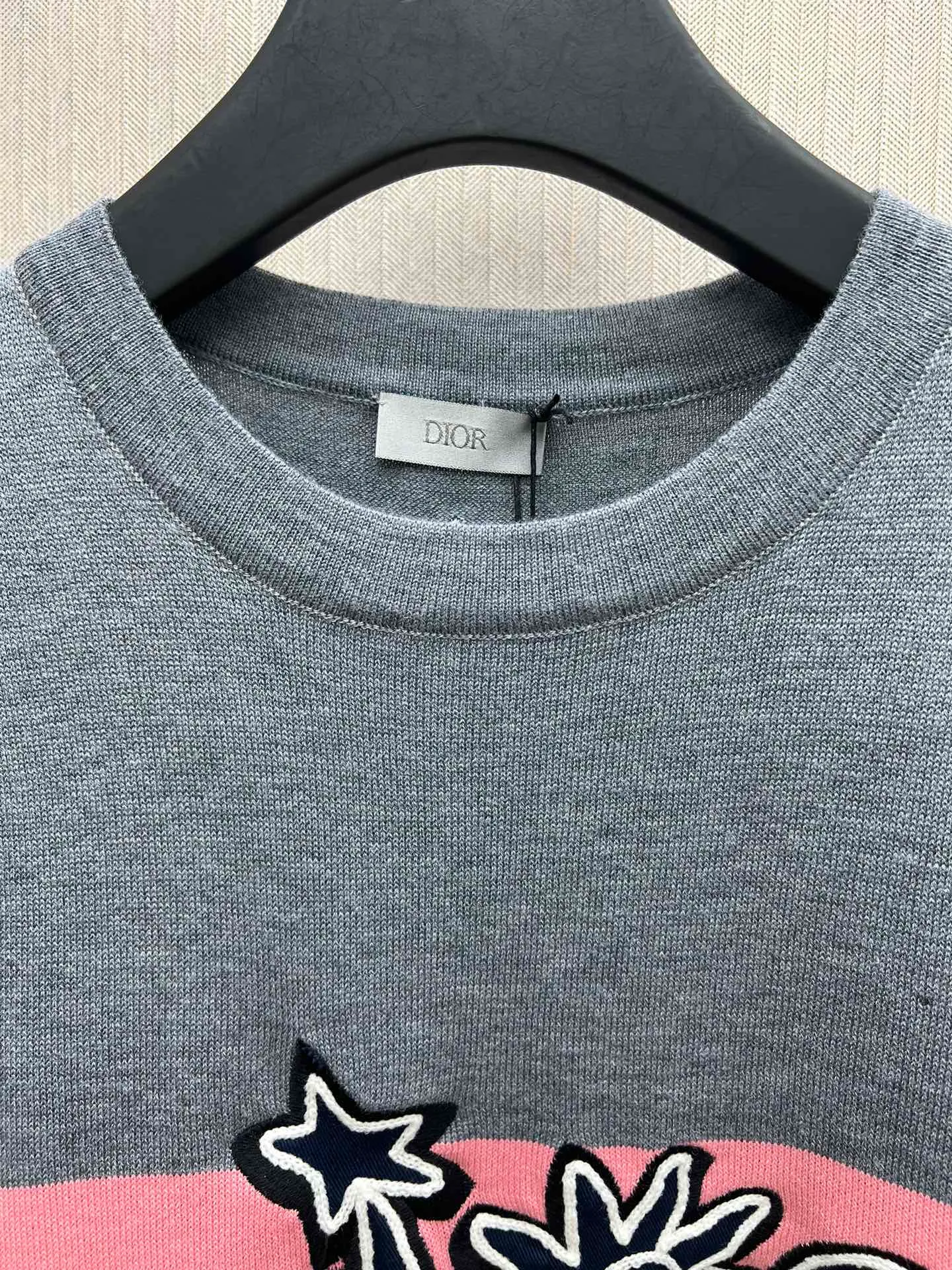 🅿️410 Dior 25ss new T-shirt made of gray sheep wool knitted fabric. This T-shirt is a new product of the 2025 autumn men's wear series and comes from the DIOR AND LEWIS HAMILTON limited series. Crafted from gray sheepskin knit, it features a co-branded embroidery on the chest that reinterprets the Dior logo in a graphic style. Pair it with a printed bomber jacket for a trendy look. Size: S.M.L.XL.