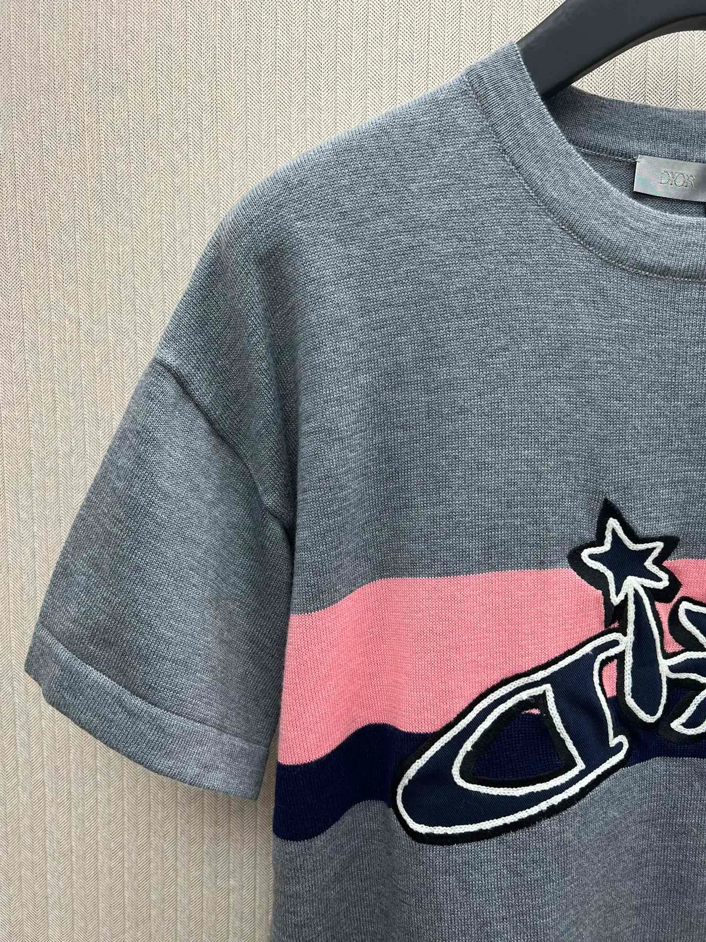 🅿️410 Dior 25ss new T-shirt made of gray sheep wool knitted fabric. This T-shirt is a new product of the 2025 autumn men's wear series and comes from the DIOR AND LEWIS HAMILTON limited series. Crafted from gray sheepskin knit, it features a co-branded embroidery on the chest that reinterprets the Dior logo in a graphic style. Pair it with a printed bomber jacket for a trendy look. Size: S.M.L.XL.