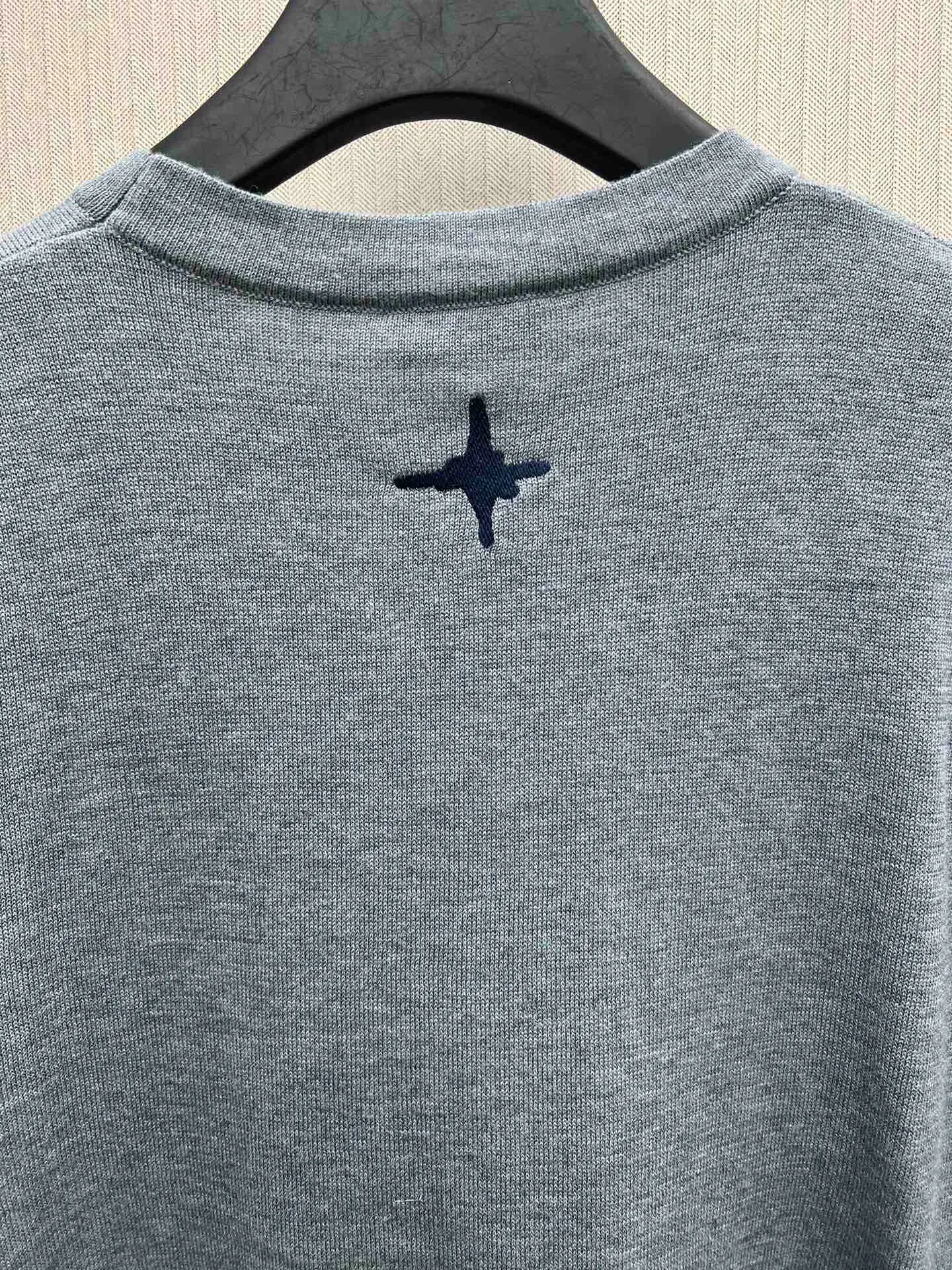 🅿️410 Dior 25ss new T-shirt made of gray sheep wool knitted fabric. This T-shirt is a new product of the 2025 autumn men's wear series and comes from the DIOR AND LEWIS HAMILTON limited series. Crafted from gray sheepskin knit, it features a co-branded embroidery on the chest that reinterprets the Dior logo in a graphic style. Pair it with a printed bomber jacket for a trendy look. Size: S.M.L.XL.