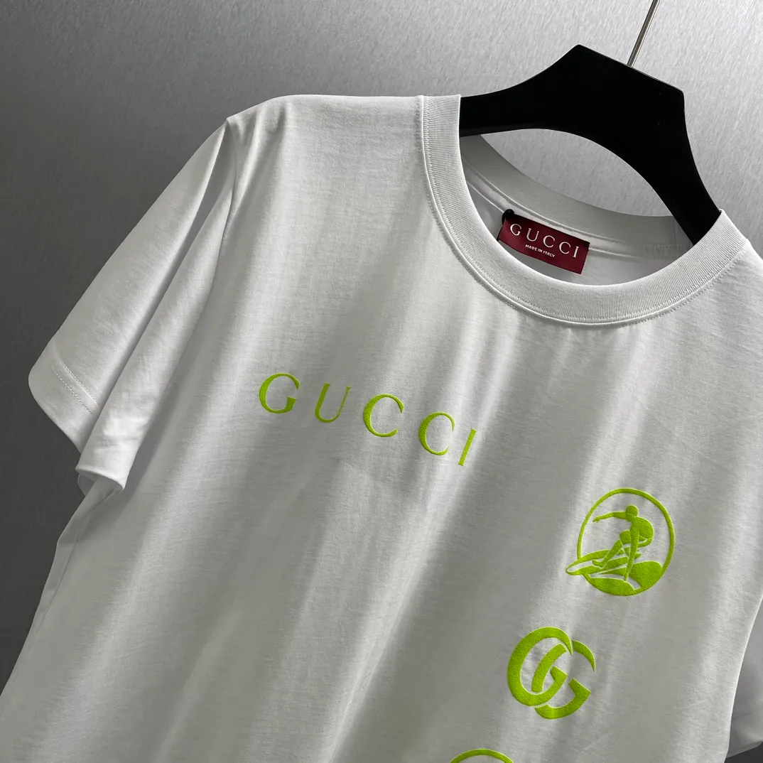 🅿️240 🧧CD Surfer printed knitted cotton T-shirt Size: S-XL The 2025 spring and summer series presents knitted items beautifully embellished with new patterns. Crafted from garment-dyed knitted cotton, this oversized T-shirt is embellished with the Gucci logo print on the front and the Gucci surfer print on the back, adding to the allure of the design.