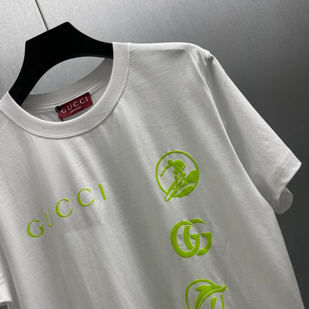🅿️240 🧧CD Surfer printed knitted cotton T-shirt Size: S-XL The 2025 spring and summer series presents knitted items beautifully embellished with new patterns. Crafted from garment-dyed knitted cotton, this oversized T-shirt is embellished with the Gucci logo print on the front and the Gucci surfer print on the back, adding to the allure of the design.