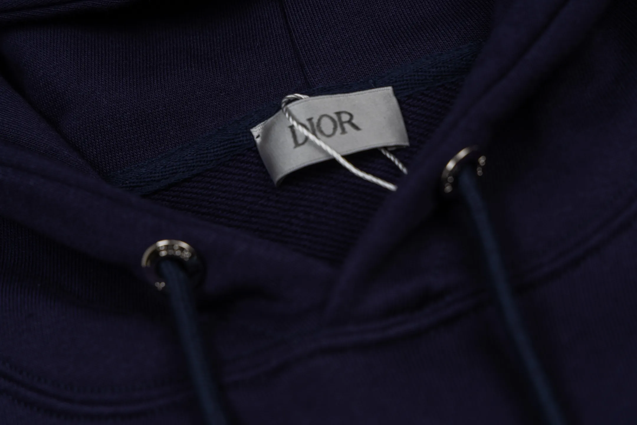 🅿️360 CD logo embroidered hooded sweatshirt (navy blue) was originally purchased and developed for 9,800 yuan. The fabric is made of high-quality royal blue cotton fleece fabric, which is soft and comfortable to the touch. The delicate tonal CD Icon embroidery on the chest is low-key and elegant, highlighting the brand details. The drawstring hood design is paired with metal accessories engraved with the Dior logo to enhance the overall texture. The practical kangaroo pocket on the front is as beautiful as it is practical. Ribbed cuffs and hem ensure comfort while maintaining a structured silhouette. 100% cotton material brings excellent breathability and skin-friendly experience. The regular fit has a neat cut and is easy to match with a variety of bottoms. Exquisite embroidery technology and delicate fabric processing complement each other, reflecting Dior's consistent meticulous workmanship. This sweatshirt is the perfect blend of athleisure and haute couture, making it ideal for everyday style. Size:S-M-L-XL