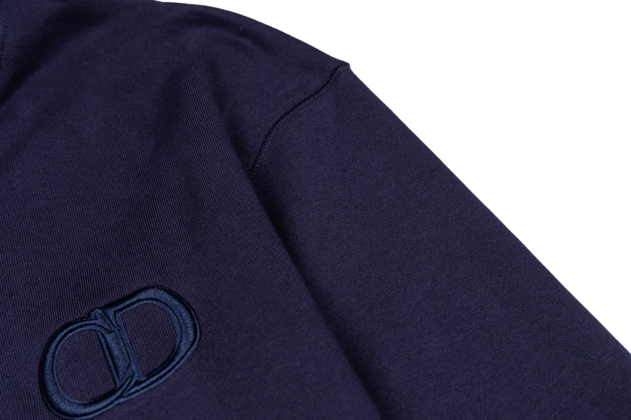 🅿️360 CD logo embroidered hooded sweatshirt (navy blue) was originally purchased and developed for 9,800 yuan. The fabric is made of high-quality royal blue cotton fleece fabric, which is soft and comfortable to the touch. The delicate tonal CD Icon embroidery on the chest is low-key and elegant, highlighting the brand details. The drawstring hood design is paired with metal accessories engraved with the Dior logo to enhance the overall texture. The practical kangaroo pocket on the front is as beautiful as it is practical. Ribbed cuffs and hem ensure comfort while maintaining a structured silhouette. 100% cotton material brings excellent breathability and skin-friendly experience. The regular fit has a neat cut and is easy to match with a variety of bottoms. Exquisite embroidery technology and delicate fabric processing complement each other, reflecting Dior's consistent meticulous workmanship. This sweatshirt is the perfect blend of athleisure and haute couture, making it ideal for everyday style. Size:S-M-L-XL