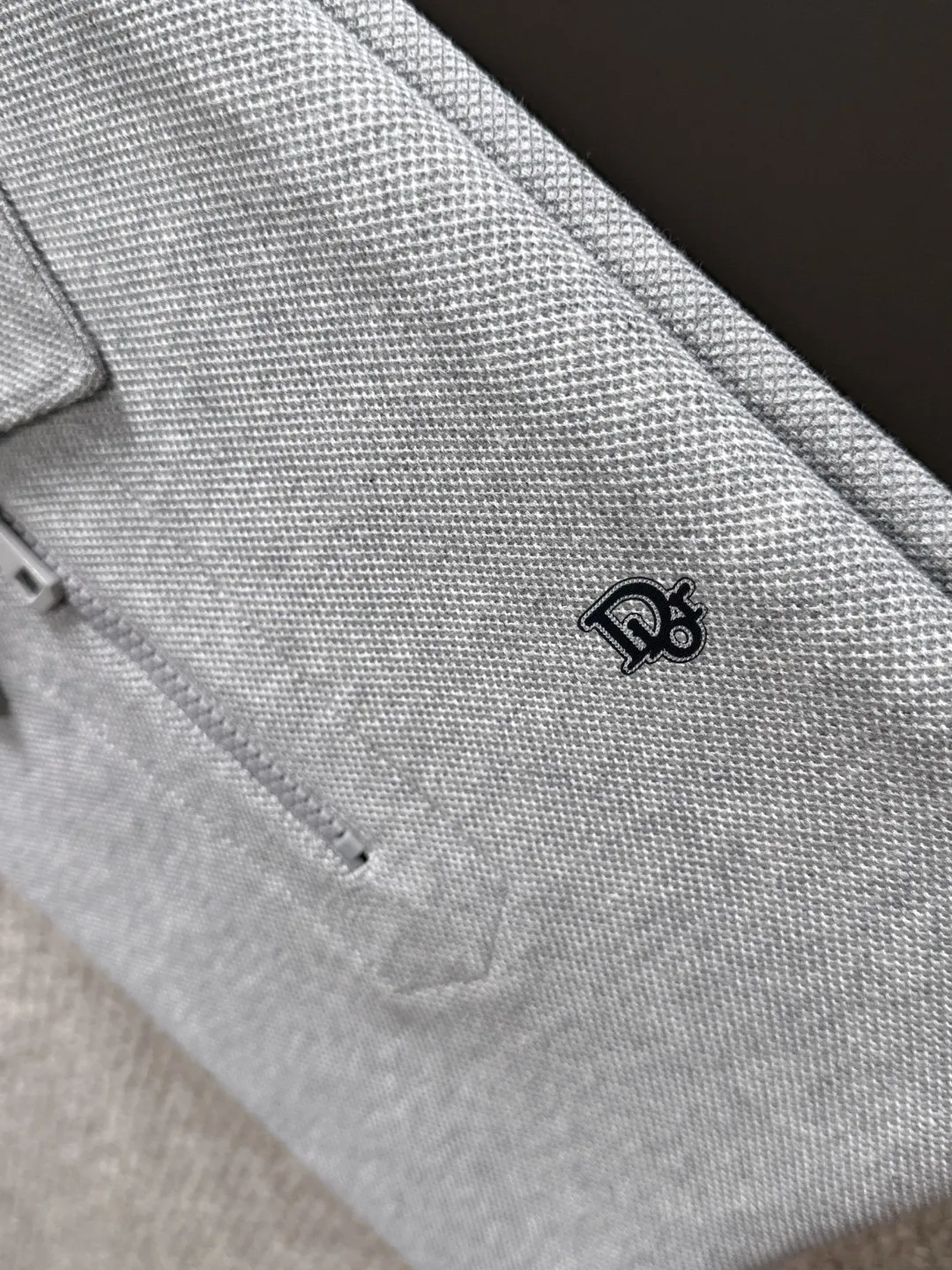 🅿️330 shipped the next day. High version DIOR/Dior 25ss spring and summer new high-definition pique cotton T-shirt. Made in Italy with imported machines. Truly luxurious and high-quality. 1:1COPY with eyes closed. Heavy combed fabrics, high-strength and heavy-weight fabrics feel substantial when weighed. The upper body is also more textured than ordinary T-shirts and is not easy to deform. This texture can cope with the weather. It absorbs sweat and is breathable, suitable for both hot and cold conditions! Perfectly produced with reference to the original stitch and stitch! The loose fit design is super noble. Custom-woven signature ribbed collar, cuffs, and hem. Really rare and rare goods Size: M-XXXL