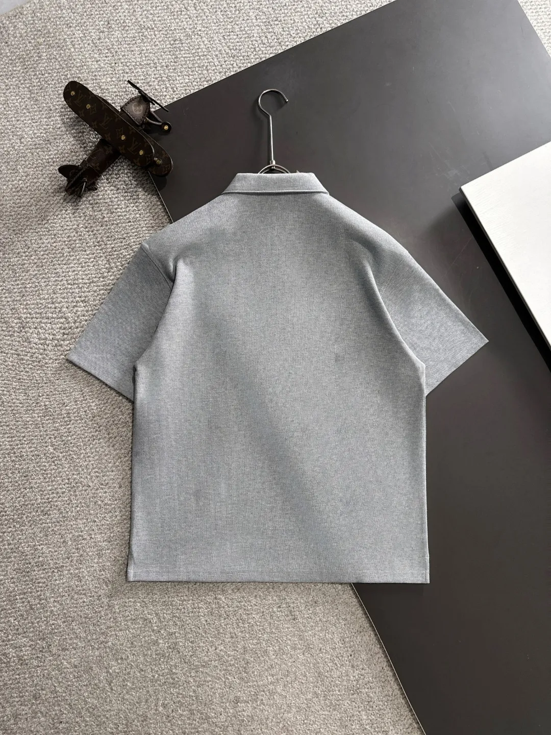 🅿️330 shipped the next day. High version DIOR/Dior 25ss spring and summer new high-definition pique cotton T-shirt. Made in Italy with imported machines. Truly luxurious and high-quality. 1:1COPY with eyes closed. Heavy combed fabrics, high-strength and heavy-weight fabrics feel substantial when weighed. The upper body is also more textured than ordinary T-shirts and is not easy to deform. This texture can cope with the weather. It absorbs sweat and is breathable, suitable for both hot and cold conditions! Perfectly produced with reference to the original stitch and stitch! The loose fit design is super noble. Custom-woven signature ribbed collar, cuffs, and hem. Really rare and rare goods Size: M-XXXL