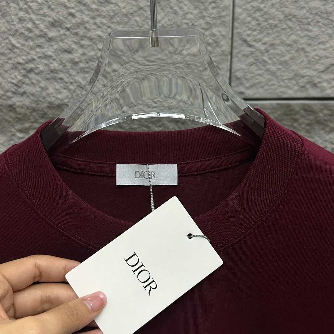 🅿️180 Dio* Dior 2025 spring and summer new style Classic splash lettering front and back printing Simple and elegant Customized double yarn plain cotton fabric Short-sleeved T-shirt Uniform for men and women Color: Black White Angora Red Size: S (90-130 catties) M (120-150 catties) L (140-165 catties) XL (160-180 catties) XXL (180-210 pounds)