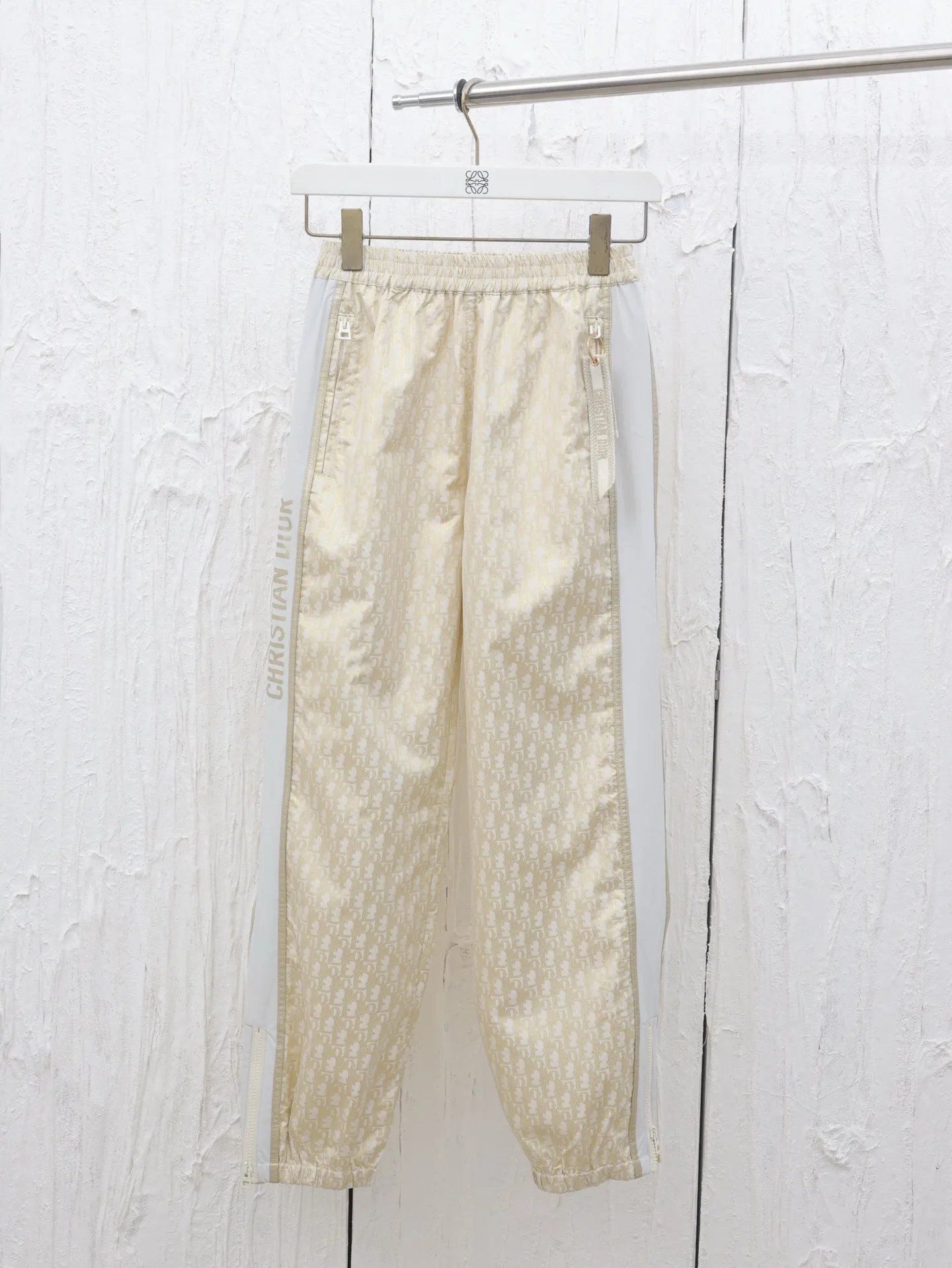 🅿️516 Dio*/Dior 25ss new trousers are decorated with classic Oblique print to pay tribute to the classic pattern launched by Dio in 1969. Crafted from white and gold-toned technical fabric, it has a loose fit and features Christian Dio's signature stripe pattern on the leg. Featuring side pockets and a rear zip pocket, it can be paired with other items featuring the Oblique print for a perfect look.  Size：S/M/L