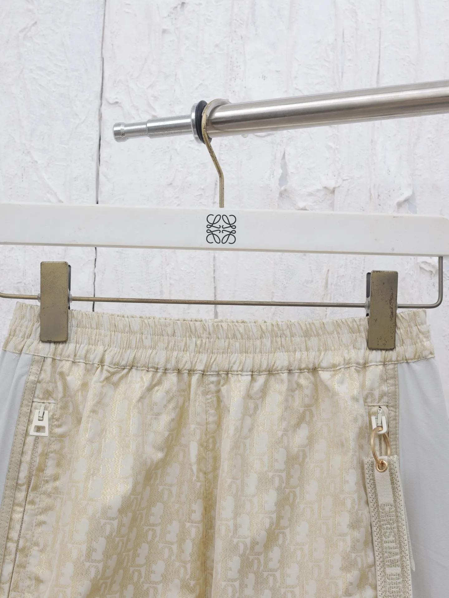 🅿️516 Dio*/Dior 25ss new trousers are decorated with classic Oblique print to pay tribute to the classic pattern launched by Dio in 1969. Crafted from white and gold-toned technical fabric, it has a loose fit and features Christian Dio's signature stripe pattern on the leg. Featuring side pockets and a rear zip pocket, it can be paired with other items featuring the Oblique print for a perfect look.  Size：S/M/L