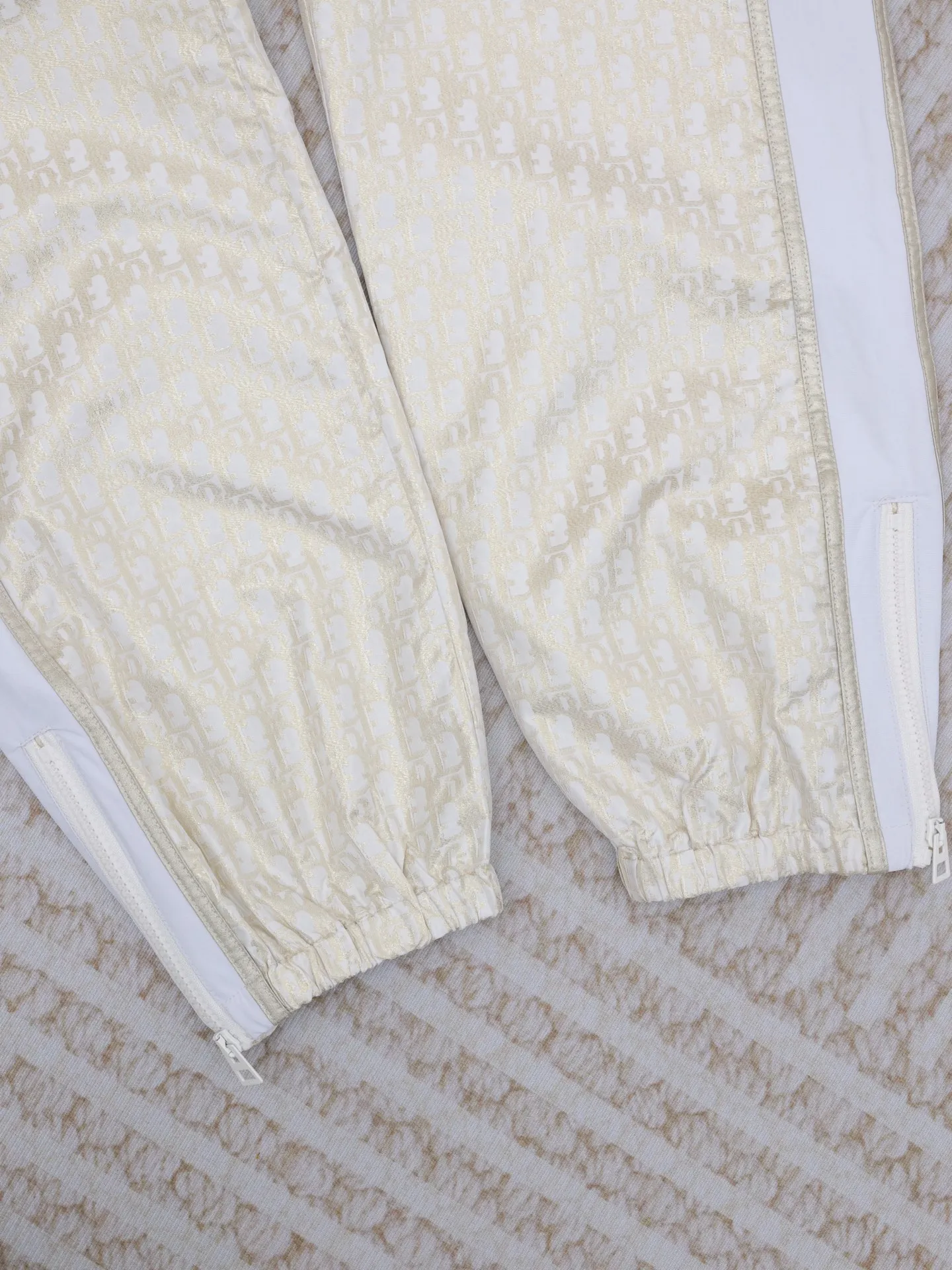 🅿️516 Dio*/Dior 25ss new trousers are decorated with classic Oblique print to pay tribute to the classic pattern launched by Dio in 1969. Crafted from white and gold-toned technical fabric, it has a loose fit and features Christian Dio's signature stripe pattern on the leg. Featuring side pockets and a rear zip pocket, it can be paired with other items featuring the Oblique print for a perfect look.  Size：S/M/L