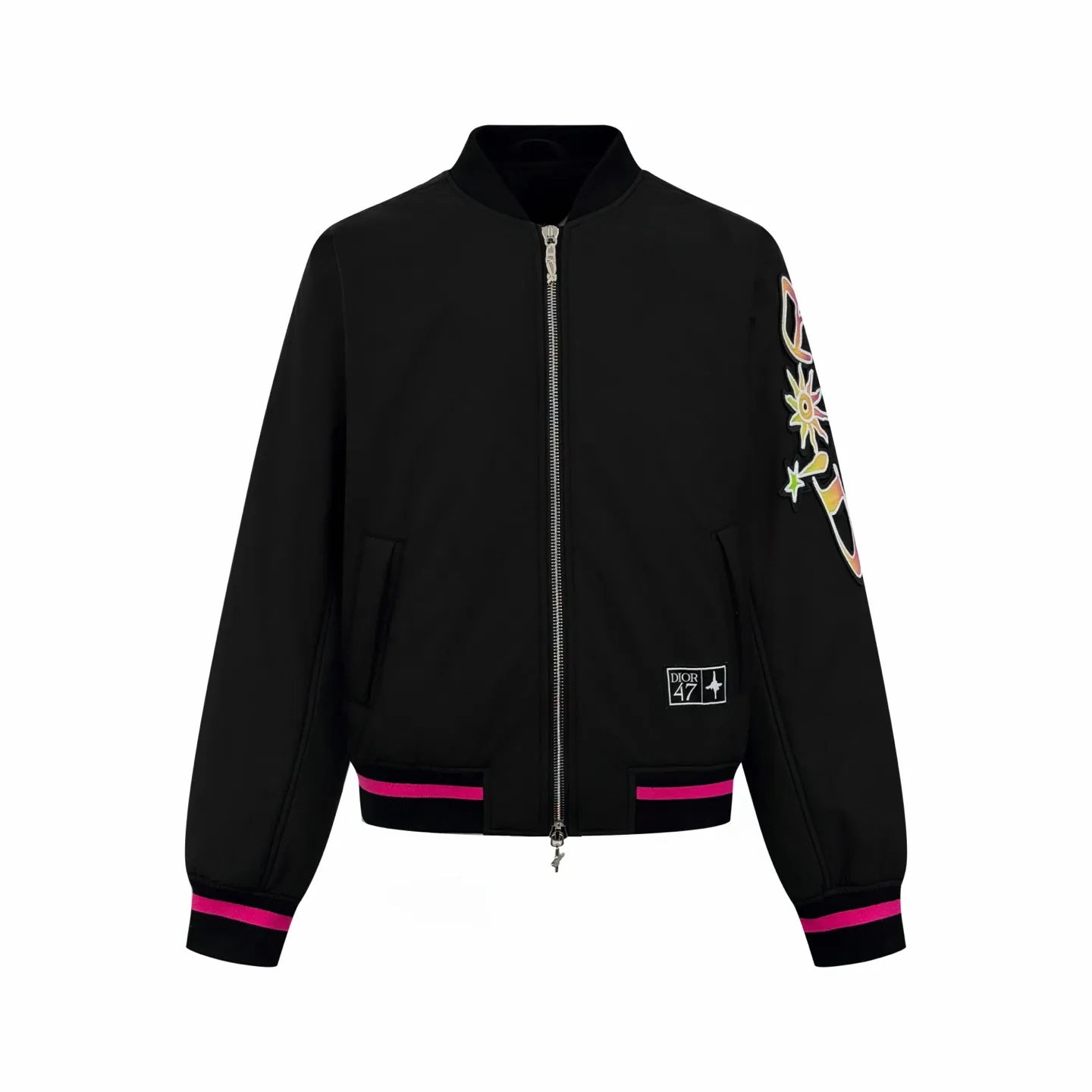 🅿️680 CD 47 embroidered neon pink-edged baseball jacket. The original purchase was RMB 32,000. The fabric is made of custom-made composite cloud-sense technology woven fabric. It is soft and delicate, comfortable and close to the skin. Every inch contains heavy warmth. From the DIOR AND LEWISHAMILTON joint series, black is used as the curtain to break the neon boundary. The joint embroidered letters are embellished on the left arm. The design philosophy of the sleeves is extended. The gradient number 47 on the back Heritage and tribute to this historic year. The neon pink edge is like the edge of a track that suddenly lights up in the dark night. Use artistic brushstrokes to smudge the color. Silently inject street inspiration into the classic baseball uniform silhouette. Distinguished co-branding. Full of luxury, using imported machine embroidery technology. Use advanced computer control system and precision mechanical components to realize Dior 47 embroidery work with high precision. The lines are smooth and delicate, purely manual water disassembly process. After completing the initial combination of the lining cloth and the cotton piece, the craftsman will make further adjustments and disassembly in the water. The lining cloth and the cotton piece can achieve a perfect combination, making the lining cloth and the cotton piece more closely combined. It is beautiful and neat, and the template machine opens the bag. The preset template guides the position, shape and size of the bag opening. The accuracy ensures the quality of the bag opening effect. Size:48-50-52-54