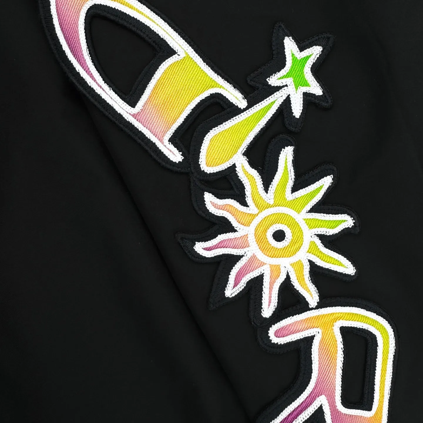 🅿️680 CD 47 embroidered neon pink-edged baseball jacket. The original purchase was RMB 32,000. The fabric is made of custom-made composite cloud-sense technology woven fabric. It is soft and delicate, comfortable and close to the skin. Every inch contains heavy warmth. From the DIOR AND LEWISHAMILTON joint series, black is used as the curtain to break the neon boundary. The joint embroidered letters are embellished on the left arm. The design philosophy of the sleeves is extended. The gradient number 47 on the back Heritage and tribute to this historic year. The neon pink edge is like the edge of a track that suddenly lights up in the dark night. Use artistic brushstrokes to smudge the color. Silently inject street inspiration into the classic baseball uniform silhouette. Distinguished co-branding. Full of luxury, using imported machine embroidery technology. Use advanced computer control system and precision mechanical components to realize Dior 47 embroidery work with high precision. The lines are smooth and delicate, purely manual water disassembly process. After completing the initial combination of the lining cloth and the cotton piece, the craftsman will make further adjustments and disassembly in the water. The lining cloth and the cotton piece can achieve a perfect combination, making the lining cloth and the cotton piece more closely combined. It is beautiful and neat, and the template machine opens the bag. The preset template guides the position, shape and size of the bag opening. The accuracy ensures the quality of the bag opening effect. Size:48-50-52-54