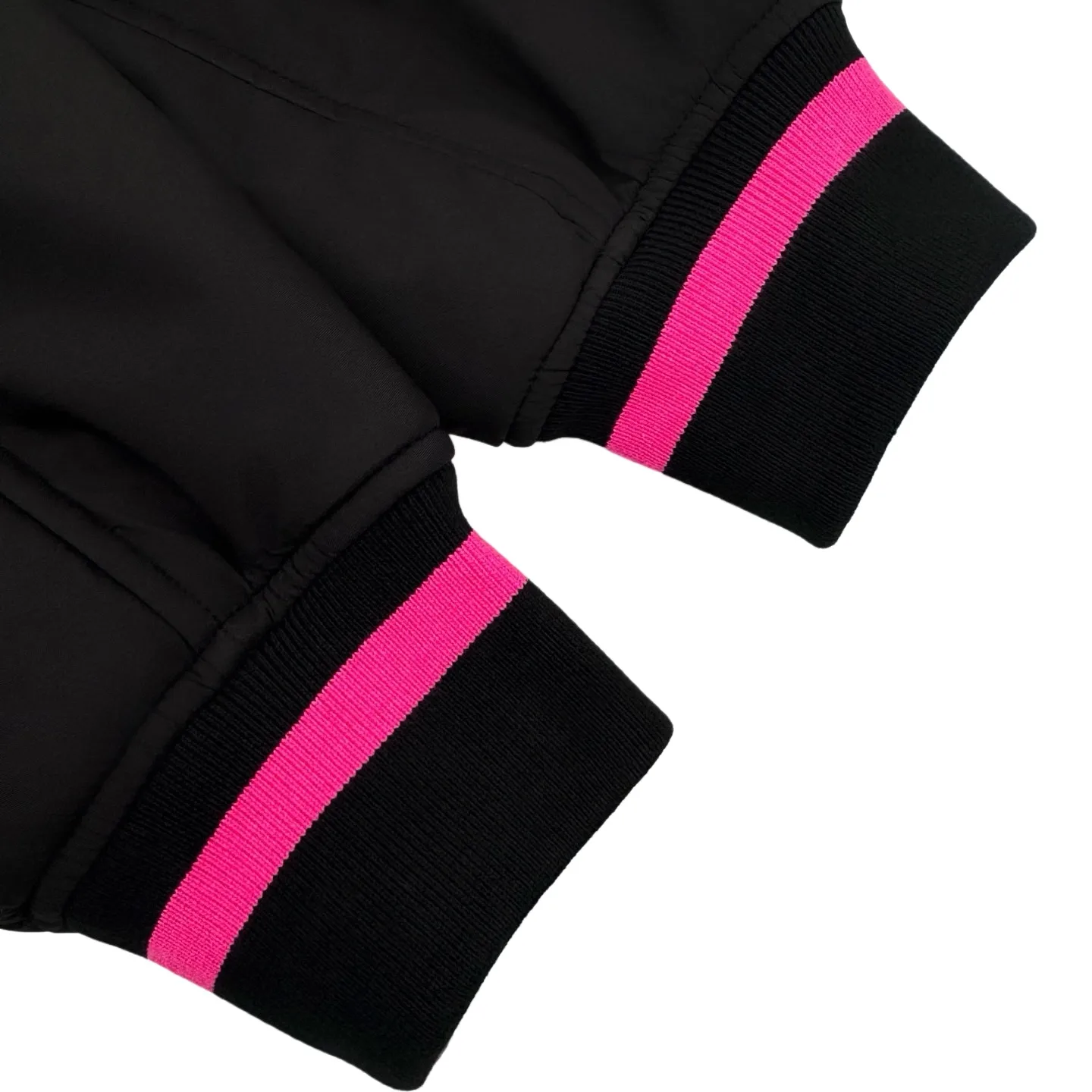 🅿️680 CD 47 embroidered neon pink-edged baseball jacket. The original purchase was RMB 32,000. The fabric is made of custom-made composite cloud-sense technology woven fabric. It is soft and delicate, comfortable and close to the skin. Every inch contains heavy warmth. From the DIOR AND LEWISHAMILTON joint series, black is used as the curtain to break the neon boundary. The joint embroidered letters are embellished on the left arm. The design philosophy of the sleeves is extended. The gradient number 47 on the back Heritage and tribute to this historic year. The neon pink edge is like the edge of a track that suddenly lights up in the dark night. Use artistic brushstrokes to smudge the color. Silently inject street inspiration into the classic baseball uniform silhouette. Distinguished co-branding. Full of luxury, using imported machine embroidery technology. Use advanced computer control system and precision mechanical components to realize Dior 47 embroidery work with high precision. The lines are smooth and delicate, purely manual water disassembly process. After completing the initial combination of the lining cloth and the cotton piece, the craftsman will make further adjustments and disassembly in the water. The lining cloth and the cotton piece can achieve a perfect combination, making the lining cloth and the cotton piece more closely combined. It is beautiful and neat, and the template machine opens the bag. The preset template guides the position, shape and size of the bag opening. The accuracy ensures the quality of the bag opening effect. Size:48-50-52-54