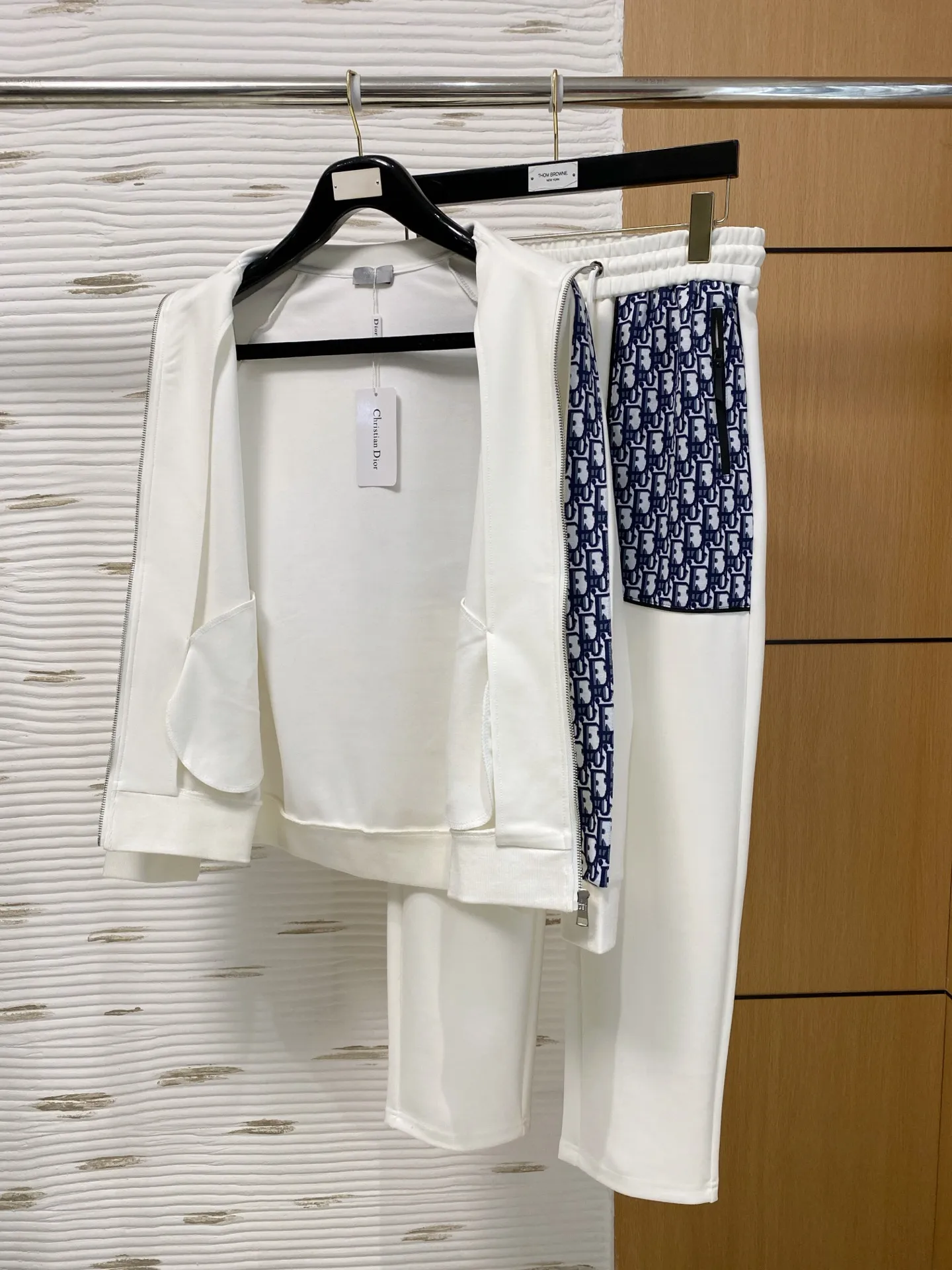 🅿️700 Dior hot-selling suit is coming. Focus on the original version of the official website. 2025 new hot-selling cardigan sweater suit. The original order is the best. 🇭🇰The meticulous work of top designers. It has a fitting and perfect upper body effect. All-natural high-quality Tencel Roman cotton 100%, close-fitting comfort, noble and elegant! Original hardware embodies elegance and nobility! Counter size: M-3XL (maximum wear to 190)