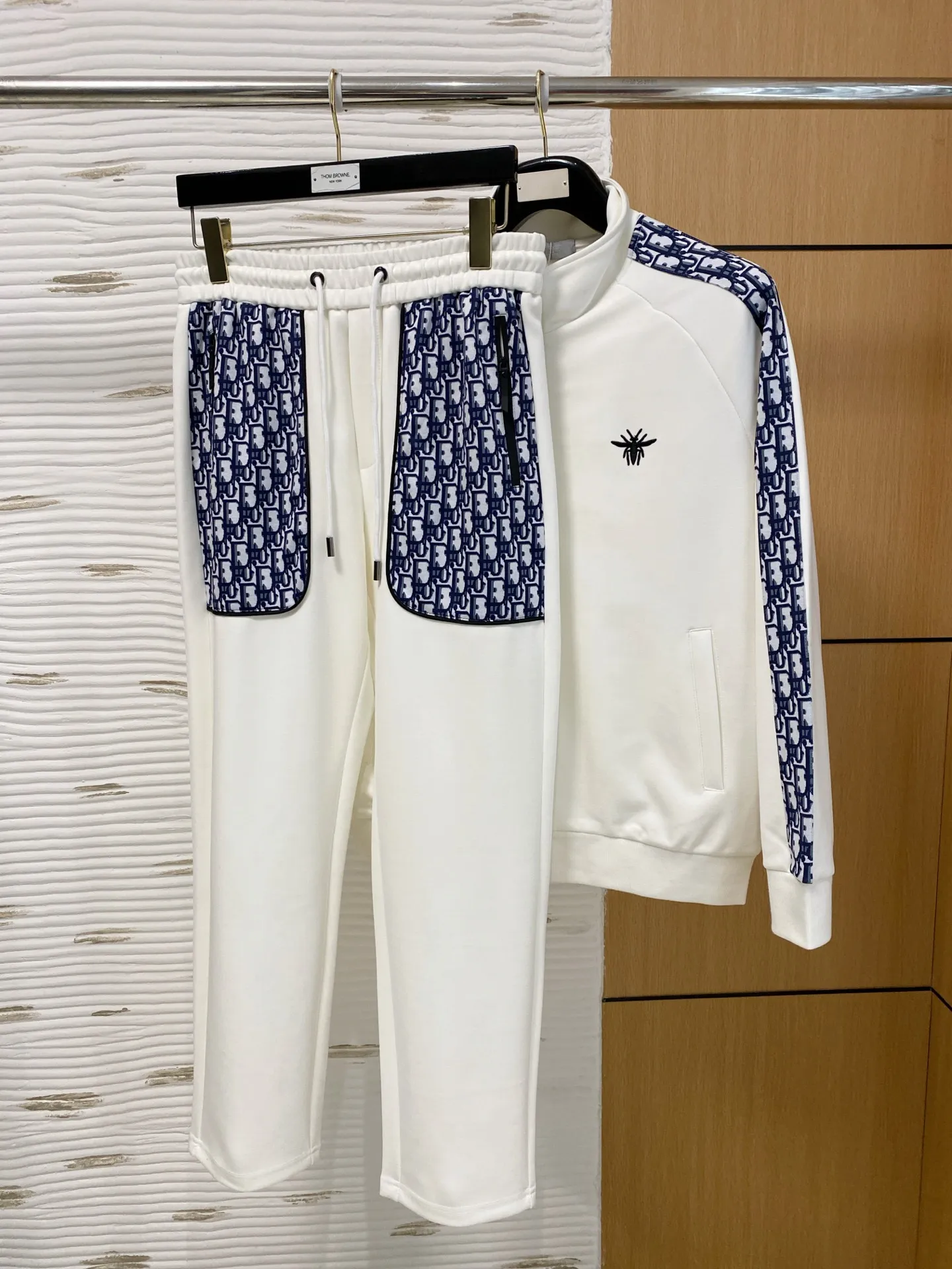🅿️700 Dior hot-selling suit is coming. Focus on the original version of the official website. 2025 new hot-selling cardigan sweater suit. The original order is the best. 🇭🇰The meticulous work of top designers. It has a fitting and perfect upper body effect. All-natural high-quality Tencel Roman cotton 100%, close-fitting comfort, noble and elegant! Original hardware embodies elegance and nobility! Counter size: M-3XL (maximum wear to 190)