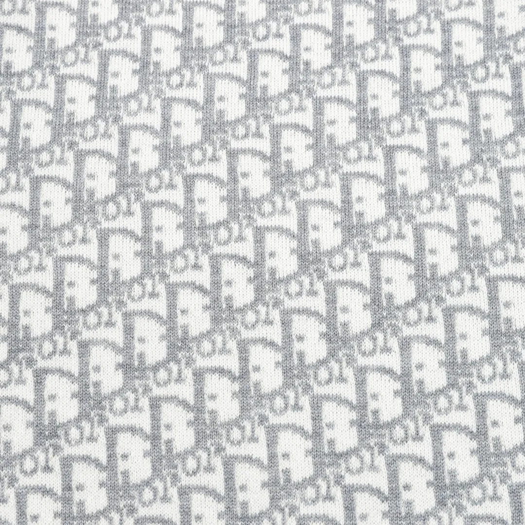 🅿️680 DIOR/Dior Oblique old flower jacquard knitted cashmere double-sided crew neck sweater A super thick sweater, with a solid color logo spliced on one side and classic presbyopia on the other. The material is imported cashmere + wool blended. It has been washed and softened to size. It feels great. The yarn color is dyed from the original version. After customizing the yarn, it is all twisted and then spliced to achieve the twist and stiffness of the original version. The fabric pieces are sewn by hand, the bags are hand-picked, and then washed with water. Agent reinforcement, 7-needle jacquard craft yarn is clear and textured, imported machine knitting pieces are very time-consuming for this garment, the stitching is artificial discs, hand-picked, the machined zipper bottom patch is a 14-needle knitted four-flat patch, the washing water uses imported washing water raw materials, the ready-to-wear has a lazy and casual feel, looks high-end, the whole dress is made of very heavy and solid materials, the blended cashmere has a very good thermal insulation effect, and three standards for customized accessories! Size：S-L