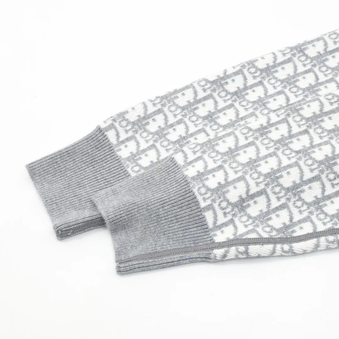 🅿️680 DIOR/Dior Oblique old flower jacquard knitted cashmere double-sided crew neck sweater A super thick sweater, with a solid color logo spliced on one side and classic presbyopia on the other. The material is imported cashmere + wool blended. It has been washed and softened to size. It feels great. The yarn color is dyed from the original version. After customizing the yarn, it is all twisted and then spliced to achieve the twist and stiffness of the original version. The fabric pieces are sewn by hand, the bags are hand-picked, and then washed with water. Agent reinforcement, 7-needle jacquard craft yarn is clear and textured, imported machine knitting pieces are very time-consuming for this garment, the stitching is artificial discs, hand-picked, the machined zipper bottom patch is a 14-needle knitted four-flat patch, the washing water uses imported washing water raw materials, the ready-to-wear has a lazy and casual feel, looks high-end, the whole dress is made of very heavy and solid materials, the blended cashmere has a very good thermal insulation effect, and three standards for customized accessories! Size：S-L