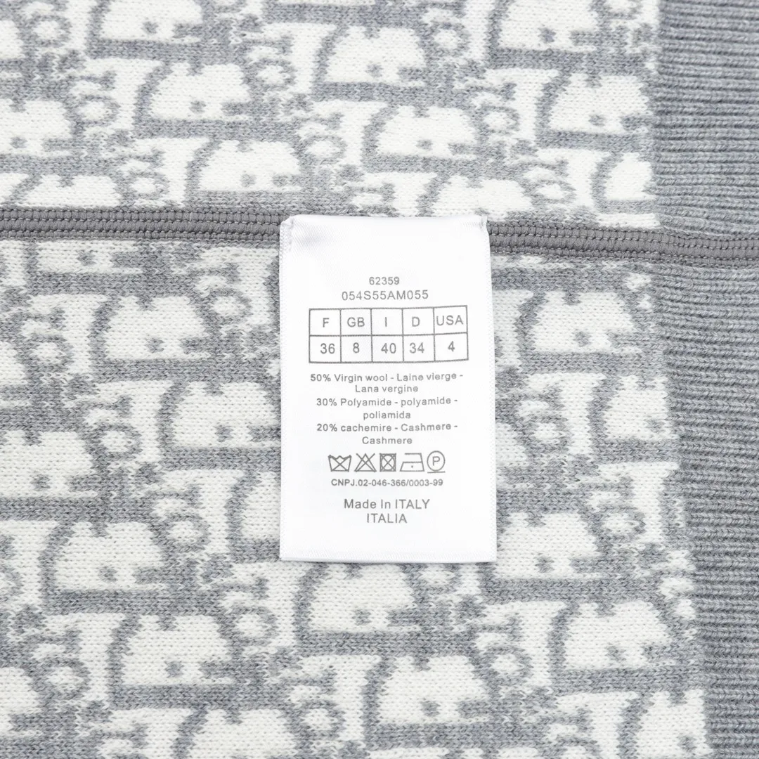 🅿️680 DIOR/Dior Oblique old flower jacquard knitted cashmere double-sided crew neck sweater A super thick sweater, with a solid color logo spliced on one side and classic presbyopia on the other. The material is imported cashmere + wool blended. It has been washed and softened to size. It feels great. The yarn color is dyed from the original version. After customizing the yarn, it is all twisted and then spliced to achieve the twist and stiffness of the original version. The fabric pieces are sewn by hand, the bags are hand-picked, and then washed with water. Agent reinforcement, 7-needle jacquard craft yarn is clear and textured, imported machine knitting pieces are very time-consuming for this garment, the stitching is artificial discs, hand-picked, the machined zipper bottom patch is a 14-needle knitted four-flat patch, the washing water uses imported washing water raw materials, the ready-to-wear has a lazy and casual feel, looks high-end, the whole dress is made of very heavy and solid materials, the blended cashmere has a very good thermal insulation effect, and three standards for customized accessories! Size：S-L