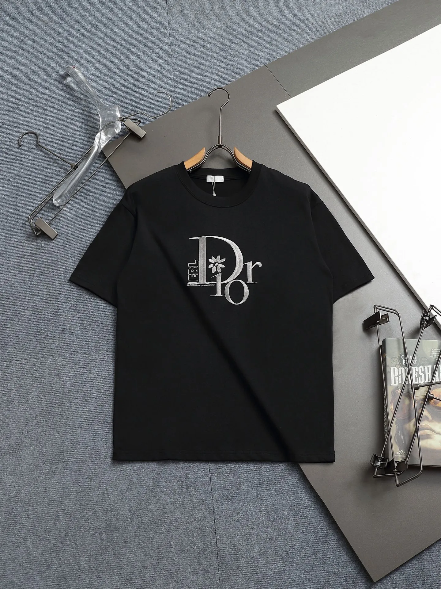 🅿️170 DIOR CD Floral letter Logo Seiko embroidery🪡 Exquisite upgrade, inspired by the 1980s retro Original fabric Official same style Customized 260 grams same vat dyed fabric Very comfortable to the touch Latest brick cabinet synchronization for spring and summer Fashionable and personalized Super versatile and good-looking one Very suitable for both men and women A must-have for everyone Hang tag Collar label Washed wheat Complete with three labels Color: Black White Size: XS~L