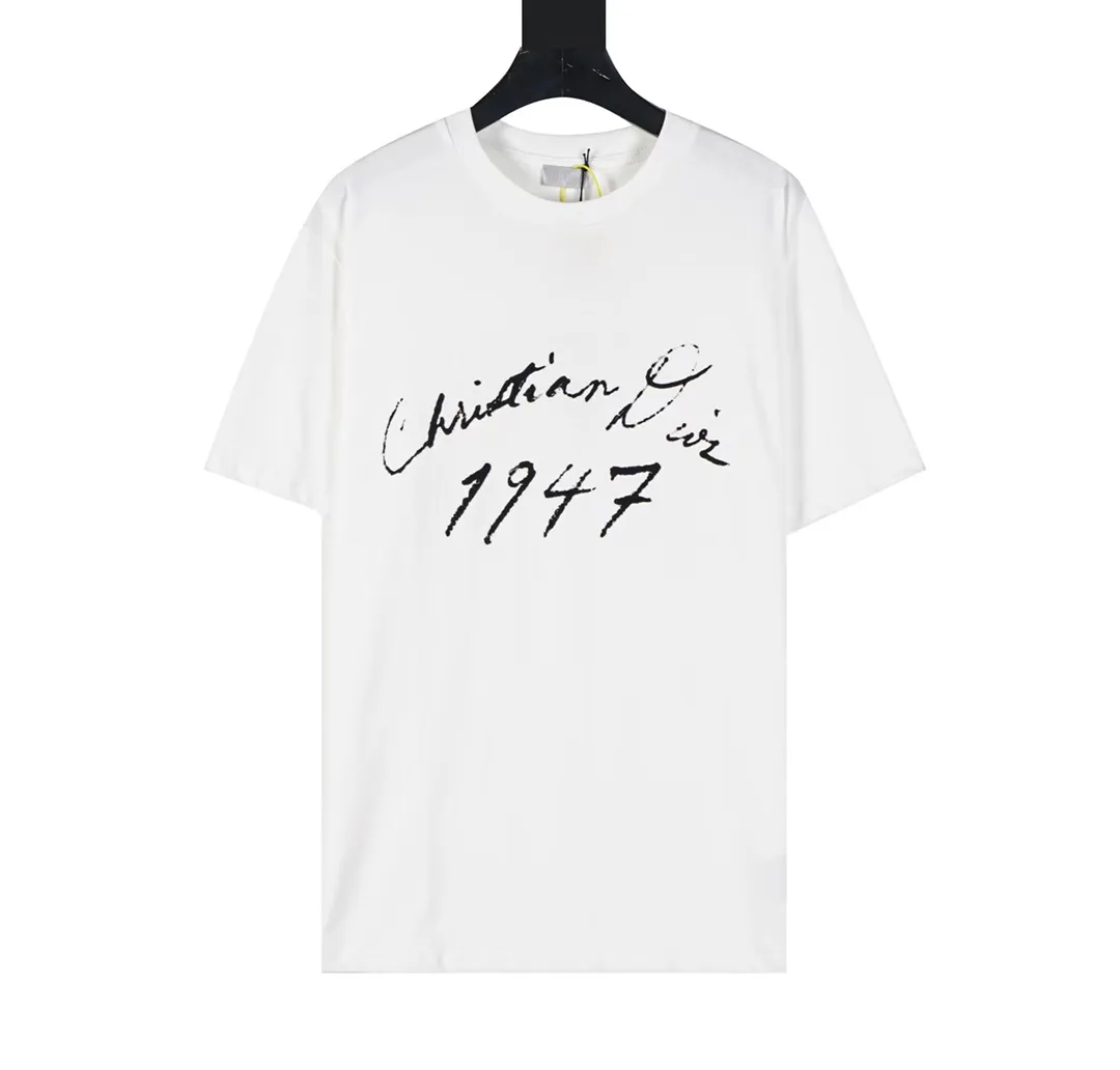 🅿️180 CD / New Handwritten Signature Loose Fit T-Shirt This T-shirt is decorated with a handwritten style Christian 1947 flocking logo, highlighting Mr. Dior’s signature and the year the Dior brand launched its first collection. Crafted from black cotton jersey in a relaxed fit, it features a classic ribbed crew neck. Enhances any casual look.  Double yarn cotton cover cotton fabric is a special double yarn fabric, which is made of double layers of gauze interwoven. Its yarn fineness is very small, making the fabric more delicate, soft and comfortable to wear. At the same time, the double-layer yarn structure makes the fabric have very good hygroscopic properties, which can effectively wick away sweat and keep the body dry; it is also moisture-proof, warm and mildew-proof.  The fluff used in flocking logo printing can better combine with the adhesive on the surface of the substrate during the flocking process to form a strong flocking effect; it has a soft and delicate feel, making flocked printing products comfortable to the touch. The adhesive has strong adhesion to bad cloth and fluff, has a soft hand feel, moderate viscosity, good chemical stability, washability, and high fastness index. The material has good environmental performance and is harmless to the human body. It is a green and environmentally friendly product. Size: XS S M L
