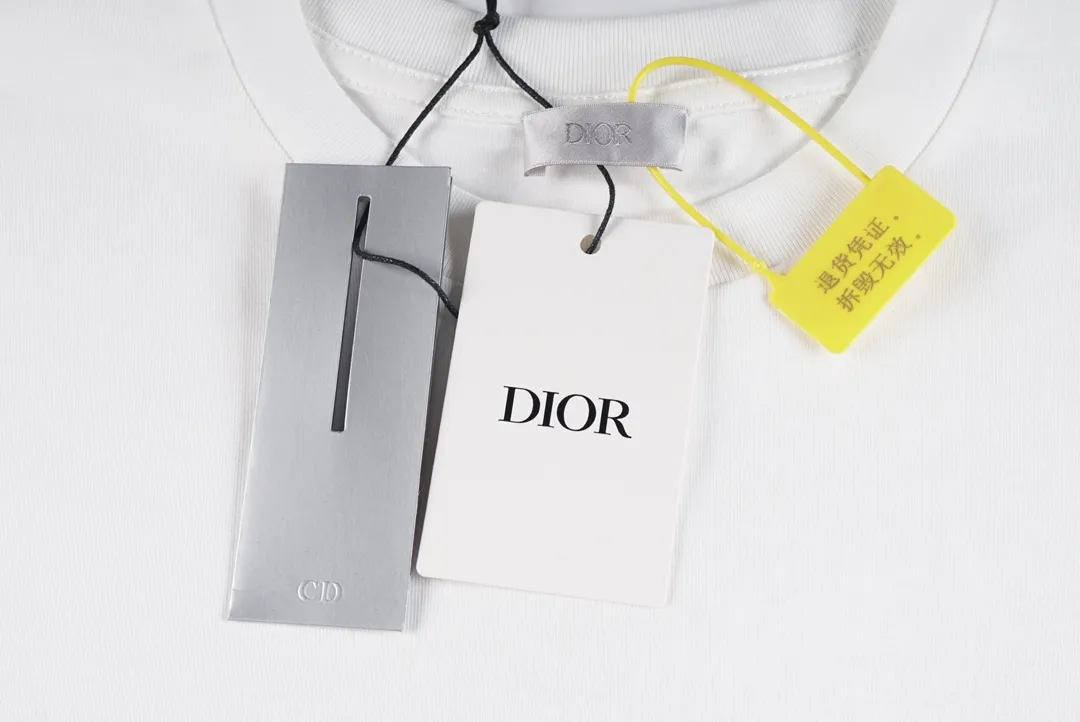 🅿️180 CD / New Handwritten Signature Loose Fit T-Shirt This T-shirt is decorated with a handwritten style Christian 1947 flocking logo, highlighting Mr. Dior’s signature and the year the Dior brand launched its first collection. Crafted from black cotton jersey in a relaxed fit, it features a classic ribbed crew neck. Enhances any casual look.  Double yarn cotton cover cotton fabric is a special double yarn fabric, which is made of double layers of gauze interwoven. Its yarn fineness is very small, making the fabric more delicate, soft and comfortable to wear. At the same time, the double-layer yarn structure makes the fabric have very good hygroscopic properties, which can effectively wick away sweat and keep the body dry; it is also moisture-proof, warm and mildew-proof.  The fluff used in flocking logo printing can better combine with the adhesive on the surface of the substrate during the flocking process to form a strong flocking effect; it has a soft and delicate feel, making flocked printing products comfortable to the touch. The adhesive has strong adhesion to bad cloth and fluff, has a soft hand feel, moderate viscosity, good chemical stability, washability, and high fastness index. The material has good environmental performance and is harmless to the human body. It is a green and environmentally friendly product. Size: XS S M L