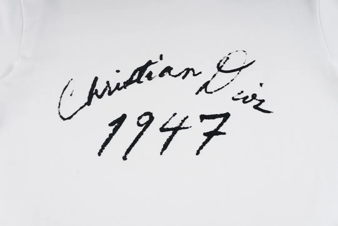 🅿️180 CD / New Handwritten Signature Loose Fit T-Shirt This T-shirt is decorated with a handwritten style Christian 1947 flocking logo, highlighting Mr. Dior’s signature and the year the Dior brand launched its first collection. Crafted from black cotton jersey in a relaxed fit, it features a classic ribbed crew neck. Enhances any casual look.  Double yarn cotton cover cotton fabric is a special double yarn fabric, which is made of double layers of gauze interwoven. Its yarn fineness is very small, making the fabric more delicate, soft and comfortable to wear. At the same time, the double-layer yarn structure makes the fabric have very good hygroscopic properties, which can effectively wick away sweat and keep the body dry; it is also moisture-proof, warm and mildew-proof.  The fluff used in flocking logo printing can better combine with the adhesive on the surface of the substrate during the flocking process to form a strong flocking effect; it has a soft and delicate feel, making flocked printing products comfortable to the touch. The adhesive has strong adhesion to bad cloth and fluff, has a soft hand feel, moderate viscosity, good chemical stability, washability, and high fastness index. The material has good environmental performance and is harmless to the human body. It is a green and environmentally friendly product. Size: XS S M L