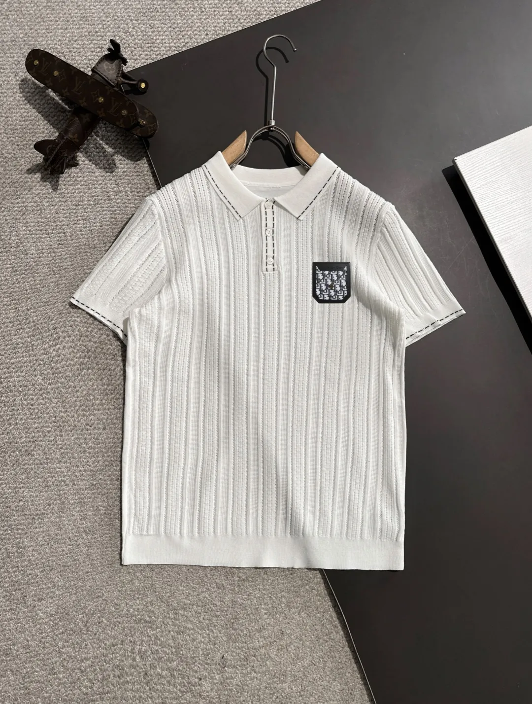 🅿️330 shipped next day, high quality DIOR 2025 spring and summer new men's lapel short-sleeved T-shirt. Made of combed cotton yarn knitted cotton fabric, pure cotton high-weight special yarn, it feels full when weighed, and the upper body is more textured than ordinary T-shirts. This texture can cope with the weather easily and is suitable for both hot and cold! The pattern on the chest adopts three-dimensional embroidery technology, and is perfectly produced stitch by stitch with reference to the original version! Loose fit design, looks noble. Size: M to XXXL