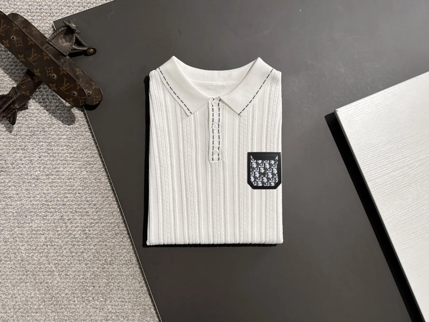 🅿️330 shipped next day, high quality DIOR 2025 spring and summer new men's lapel short-sleeved T-shirt. Made of combed cotton yarn knitted cotton fabric, pure cotton high-weight special yarn, it feels full when weighed, and the upper body is more textured than ordinary T-shirts. This texture can cope with the weather easily and is suitable for both hot and cold! The pattern on the chest adopts three-dimensional embroidery technology, and is perfectly produced stitch by stitch with reference to the original version! Loose fit design, looks noble. Size: M to XXXL