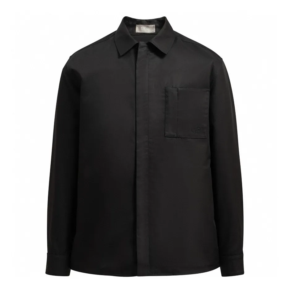 🅿️590 [Exclusive supply] CD icon pocket embroidered lapel jacket. The fabric is made of black gabardine fabric, with a smooth and delicate surface, soft touch, and an elegant sheen. Its tight textile construction makes it resistant to wrinkles, abrasion and drape. The wool component makes it warm and breathable. Gabardine fabric is not easy to pill, has good stain resistance, and is easy to care for daily. The modern fit has a slim fit and a hidden zip closure adds understated sophistication. High-precision sewing technology ensures a perfect fit between the zipper and the fabric. The lapel design of traditional shirts still meets the needs of formal occasions. There is a patch pocket on the chest and is decorated with CD icon embroidery, which highlights the brand's iconic elements. The bag opening also has a hidden zipper opening, and the bag opening is reinforced with pocket knotting technology at the beginning and end. Tight stitching at the edge of the bag body makes it strong and beautiful. There are side pockets on the left and right sides, and the pocket openings are only 0.5 cm hemmed, which retains the smoothness of the overall lines without losing practicality. The double-button design of traditional shirt cuffs makes the cuffs fit more closely on the wrist and prevent them from loosening. Size:46/48/50/52
