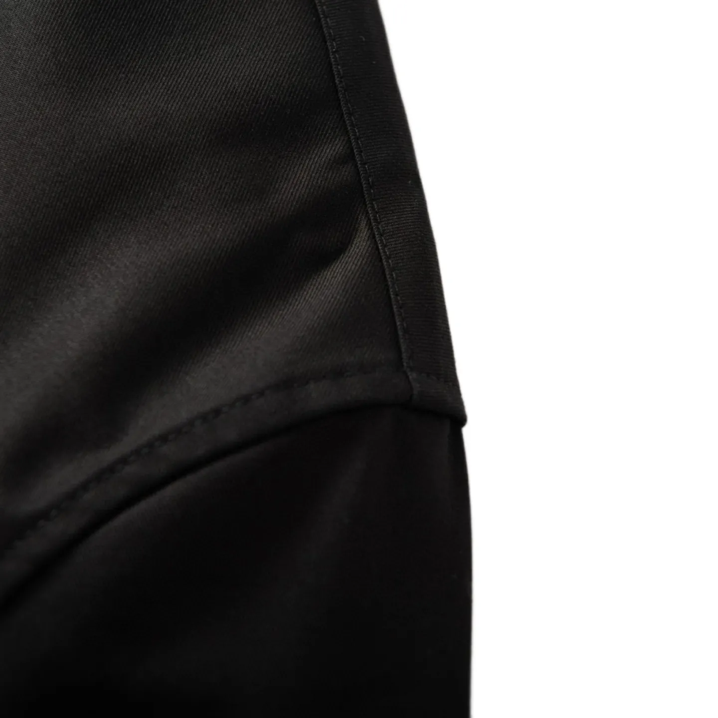 🅿️590 [Exclusive supply] CD icon pocket embroidered lapel jacket. The fabric is made of black gabardine fabric, with a smooth and delicate surface, soft touch, and an elegant sheen. Its tight textile construction makes it resistant to wrinkles, abrasion and drape. The wool component makes it warm and breathable. Gabardine fabric is not easy to pill, has good stain resistance, and is easy to care for daily. The modern fit has a slim fit and a hidden zip closure adds understated sophistication. High-precision sewing technology ensures a perfect fit between the zipper and the fabric. The lapel design of traditional shirts still meets the needs of formal occasions. There is a patch pocket on the chest and is decorated with CD icon embroidery, which highlights the brand's iconic elements. The bag opening also has a hidden zipper opening, and the bag opening is reinforced with pocket knotting technology at the beginning and end. Tight stitching at the edge of the bag body makes it strong and beautiful. There are side pockets on the left and right sides, and the pocket openings are only 0.5 cm hemmed, which retains the smoothness of the overall lines without losing practicality. The double-button design of traditional shirt cuffs makes the cuffs fit more closely on the wrist and prevent them from loosening. Size:46/48/50/52