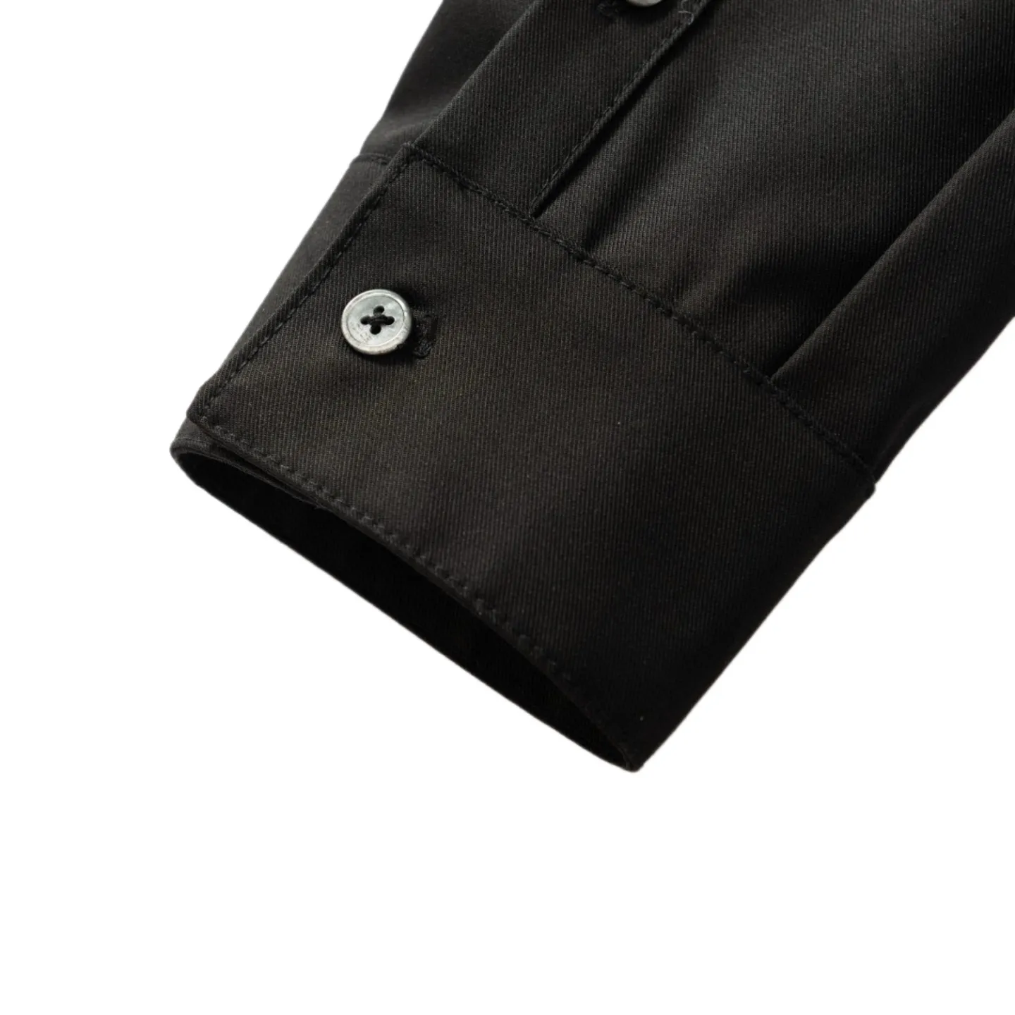 🅿️590 [Exclusive supply] CD icon pocket embroidered lapel jacket. The fabric is made of black gabardine fabric, with a smooth and delicate surface, soft touch, and an elegant sheen. Its tight textile construction makes it resistant to wrinkles, abrasion and drape. The wool component makes it warm and breathable. Gabardine fabric is not easy to pill, has good stain resistance, and is easy to care for daily. The modern fit has a slim fit and a hidden zip closure adds understated sophistication. High-precision sewing technology ensures a perfect fit between the zipper and the fabric. The lapel design of traditional shirts still meets the needs of formal occasions. There is a patch pocket on the chest and is decorated with CD icon embroidery, which highlights the brand's iconic elements. The bag opening also has a hidden zipper opening, and the bag opening is reinforced with pocket knotting technology at the beginning and end. Tight stitching at the edge of the bag body makes it strong and beautiful. There are side pockets on the left and right sides, and the pocket openings are only 0.5 cm hemmed, which retains the smoothness of the overall lines without losing practicality. The double-button design of traditional shirt cuffs makes the cuffs fit more closely on the wrist and prevent them from loosening. Size:46/48/50/52