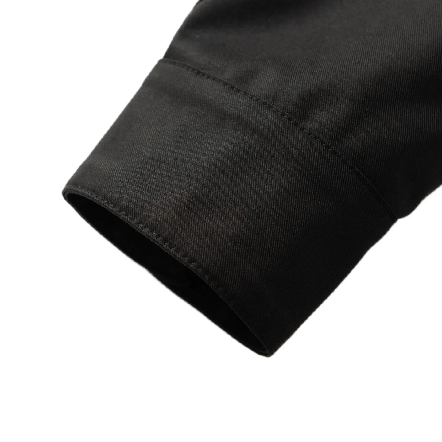 🅿️590 [Exclusive supply] CD icon pocket embroidered lapel jacket. The fabric is made of black gabardine fabric, with a smooth and delicate surface, soft touch, and an elegant sheen. Its tight textile construction makes it resistant to wrinkles, abrasion and drape. The wool component makes it warm and breathable. Gabardine fabric is not easy to pill, has good stain resistance, and is easy to care for daily. The modern fit has a slim fit and a hidden zip closure adds understated sophistication. High-precision sewing technology ensures a perfect fit between the zipper and the fabric. The lapel design of traditional shirts still meets the needs of formal occasions. There is a patch pocket on the chest and is decorated with CD icon embroidery, which highlights the brand's iconic elements. The bag opening also has a hidden zipper opening, and the bag opening is reinforced with pocket knotting technology at the beginning and end. Tight stitching at the edge of the bag body makes it strong and beautiful. There are side pockets on the left and right sides, and the pocket openings are only 0.5 cm hemmed, which retains the smoothness of the overall lines without losing practicality. The double-button design of traditional shirt cuffs makes the cuffs fit more closely on the wrist and prevent them from loosening. Size:46/48/50/52