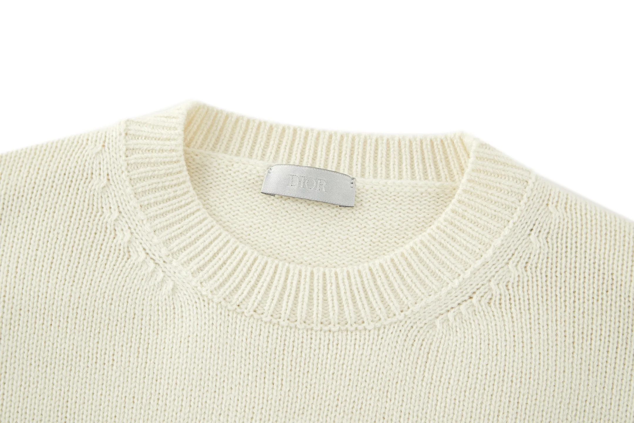 🅿️480 CD 26SS machine-sewn thread embroidered logo crew neck sweater (apricot). The original version was purchased for 16,000 and developed. The fabric is made of 50% wool and 50% cotton yarn. The chest logo is woven with a positive 7-needle imported machine, and the size is customized according to the original 1:1 data. Garment washing - removes impurities on the wool surface - fixes the color - fixes the pattern - adds hand feel. This knitted sweater is new to the Spring 2026 men's collection and is decorated with the Dior Ribbon logo, paying homage to the exquisite craftsmanship of the Dior workshops. Crafted from white sheep's wool jersey with a ribbed crew neck, cuffs and hem. The elegant fit can be paired with jeans for a casual yet chic look. Dior Ribbon embroidery, ribbed crew neck, cuffs and hem. Size:S-M-L-XL