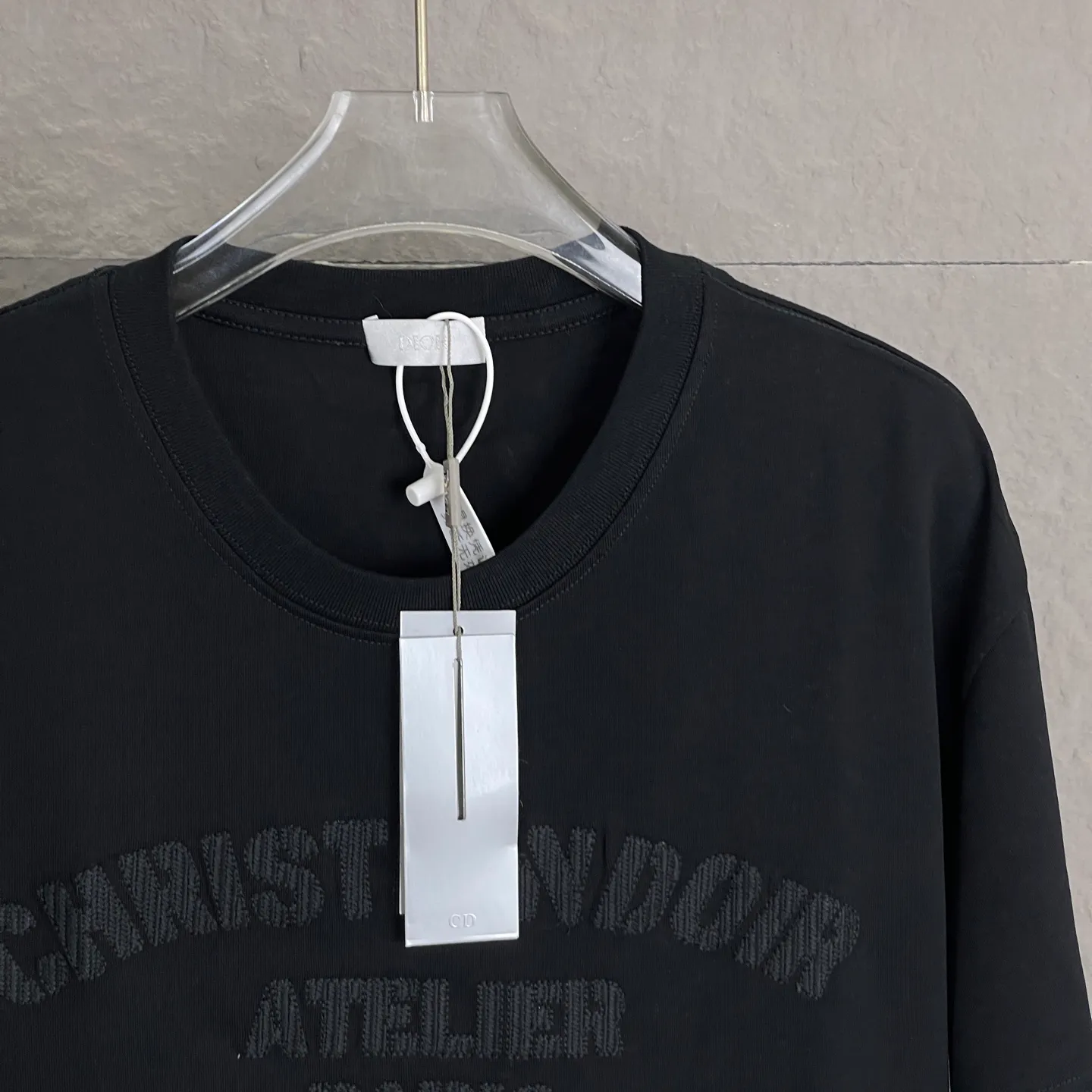 🅿️180 /A86 DIOR Dior Fabric upgrade 280 high gram weight High-end three-dimensional embroidery technology Exclusive new original order Same style for men and women Casual loose-fitting short sleeves High-end customization High version Fashionable and versatile imported fabrics Super soft and delicate feel Skin-friendly and comfortable to wear High-end boutique High-temperature washing process to ensure no deformation or shrinkage, summer wear, a comfortable and beautiful value! A must-have item for beauty and aging! The surface is ultra-fine and smooth, uniform, delicate and soft. It is comfortable to wear and can easily create a cool summer feel. It is easy to handle on the upper body and becomes the focus of the street in minutes. Size: XS-L Color: black and white