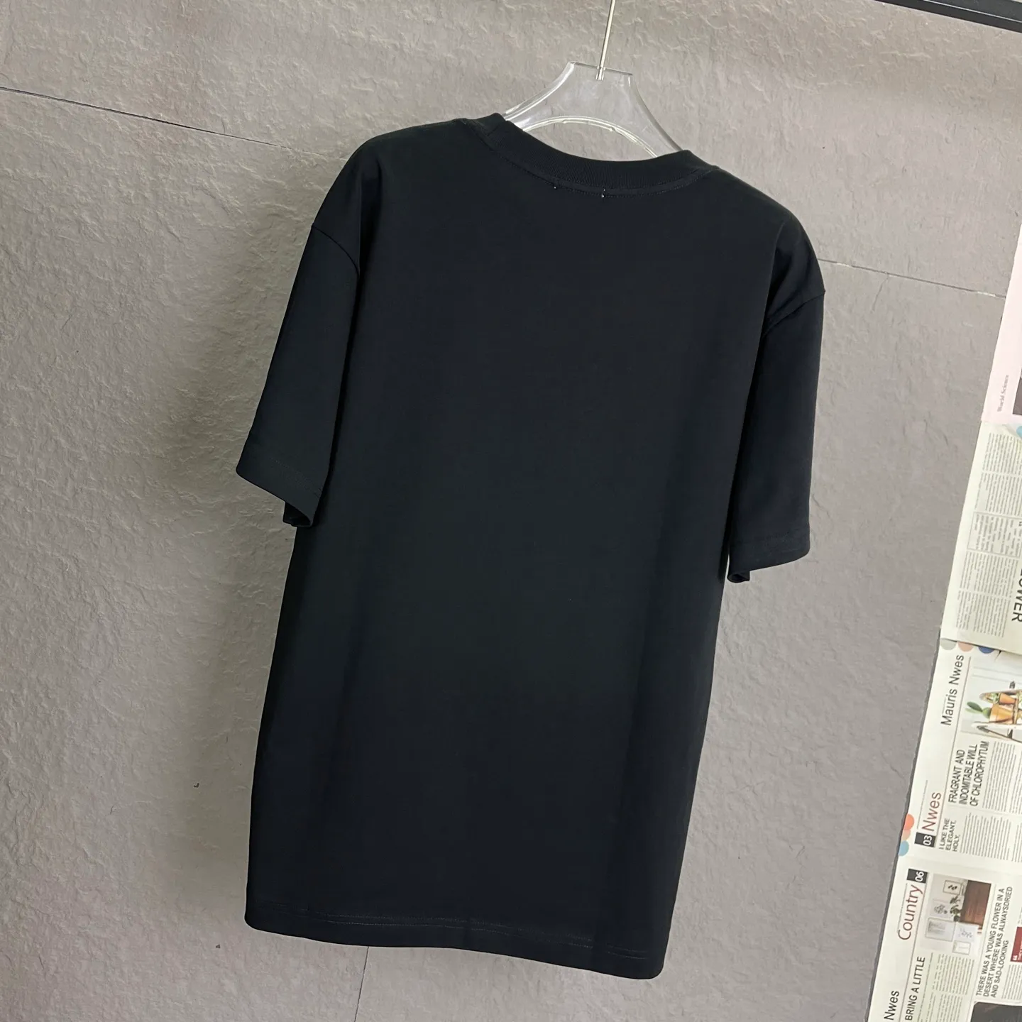 🅿️180 /A86 DIOR Dior Fabric upgrade 280 high gram weight High-end three-dimensional embroidery technology Exclusive new original order Same style for men and women Casual loose-fitting short sleeves High-end customization High version Fashionable and versatile imported fabrics Super soft and delicate feel Skin-friendly and comfortable to wear High-end boutique High-temperature washing process to ensure no deformation or shrinkage, summer wear, a comfortable and beautiful value! A must-have item for beauty and aging! The surface is ultra-fine and smooth, uniform, delicate and soft. It is comfortable to wear and can easily create a cool summer feel. It is easy to handle on the upper body and becomes the focus of the street in minutes. Size: XS-L Color: black and white