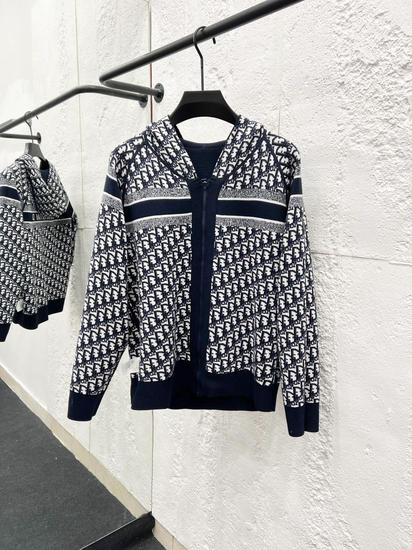 🅿️510 Style No.: T58 Dior & Dior's top version of DIOR double-sided knitted cashmere jacquard knitted cardigan jacket. Same style for men and women. Light luxury. A must-have item for men and women for daily commuting. Correct version. Uses 60% wool content yarn➕cashmere yarn➕acrylic yarn➕spandex yarn. Uses double-sided jacquard craftsmanship imported from German Lycra. Spacing between stripes and logos. The weaving effect is completely restored. Original washed tag➕logo packaging bag Color #Navy Gray SIZE #1/2/3 Reference # Length: 68-70-72 Bust: 118-122-126 Recommended weight: 1 size 90-135 2 size 130-150 3 size 150-180