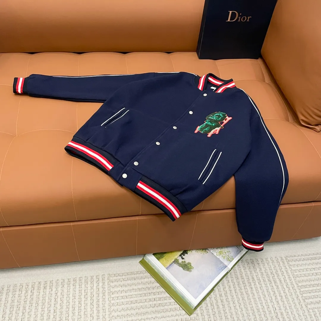🅿️410 Dior➡️Dior 2025ss runway style baseball uniform jacket. I ordered the original model and it took a month to finally ship. I love it so much. The upper body is really handsome. A blogger on Douyin said that LV's new products this year will become the future trend. If you look through street photos, you will find that celebrities regard it as a collectible jacket, a must-have item for men and women who want light luxury for commuting. Developing the highest version on the entire network, it took 1 month to customize and the cost was extremely high. The German imported flat-machine made custom-woven wool jacquard threads, using the first layer of imported lambskin. The pleated texture is unparalleled. It is hand-cut and meticulously crafted. The stitching position is very technical. Whether the whole garment is good or not depends on this position. Top-notch workmanship and details can stand the test. A full set of customized accessories, the letters are clear and perfectly restored without any difference. High-end atmosphere and full grade! The entire dress is exclusively customized with heavy craftsmanship. The towel patch embroidery is perfectly combined with craft embroidery and precise stitching! Absolute craftsmanship quality! Size: M L XL XXL