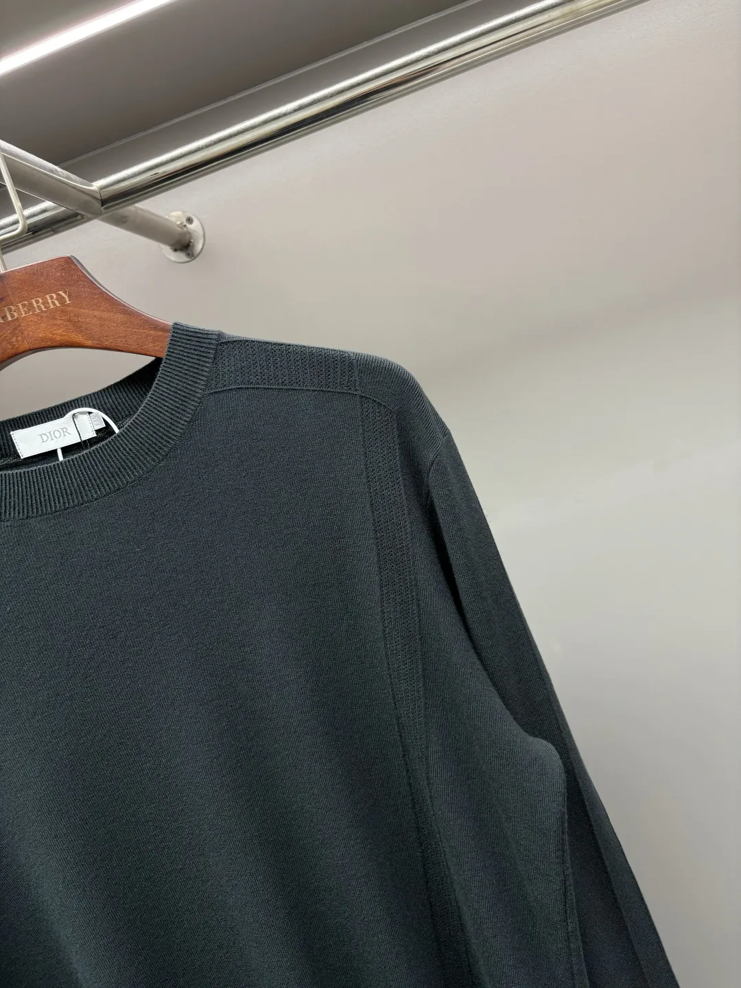 🅿️320 DIOR Dior's new little bee sweater. Original fabric. Official same style. Weaved with customized natural medium-thick imported wool yarn, very comfortable and smooth to the touch. Very wide and stylish. Produced by a first-line brand factory. Woven by imported machines. It is very soft and skin-friendly to wear. It will not deform after long-term wear. The latest autumn and winter style. Fashionable and personalized. Super versatile and good-looking. Very suitable for both men and women. A must-have for everyone. Color: black, sapphire blue, green Caramel Color Size: L-4XL