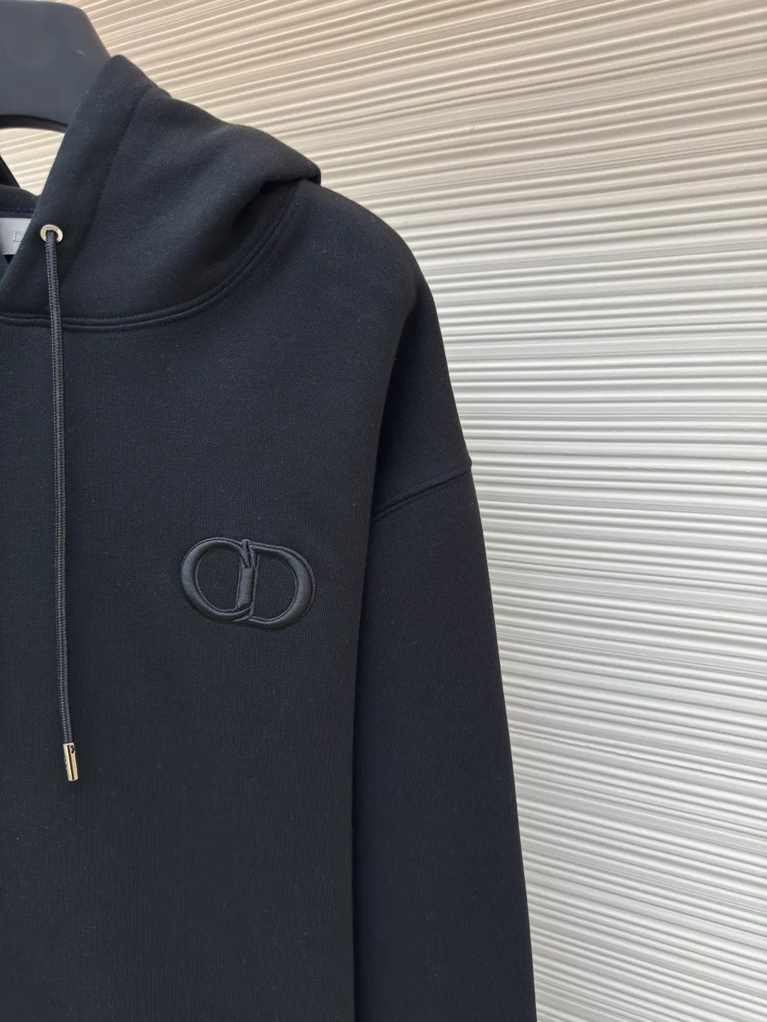 DIOR logo embroidered long-sleeved hoodie ●Authentic product: purchased and developed by 3974 ●Item number: 1680345-A85 ●Fabric: pure cotton fabric ●Technology: embroidery production ●Version: loose fit ●Weight: about 755 grams ●Size: S-M-L-XL ●Description: Made of customized cotton fabric, with classic high-density logo embroidery on the chest and velvet design on the inside. It can be matched with bottoms of the same season to create a fashionable look. It can be worn inside or outside to suit various occasions. Customized accessories, complete with three labels, same style for men and women!