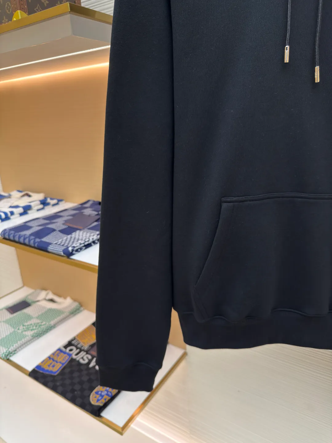 DIOR logo embroidered long-sleeved hoodie ●Authentic product: purchased and developed by 3974 ●Item number: 1680345-A85 ●Fabric: pure cotton fabric ●Technology: embroidery production ●Version: loose fit ●Weight: about 755 grams ●Size: S-M-L-XL ●Description: Made of customized cotton fabric, with classic high-density logo embroidery on the chest and velvet design on the inside. It can be matched with bottoms of the same season to create a fashionable look. It can be worn inside or outside to suit various occasions. Customized accessories, complete with three labels, same style for men and women!