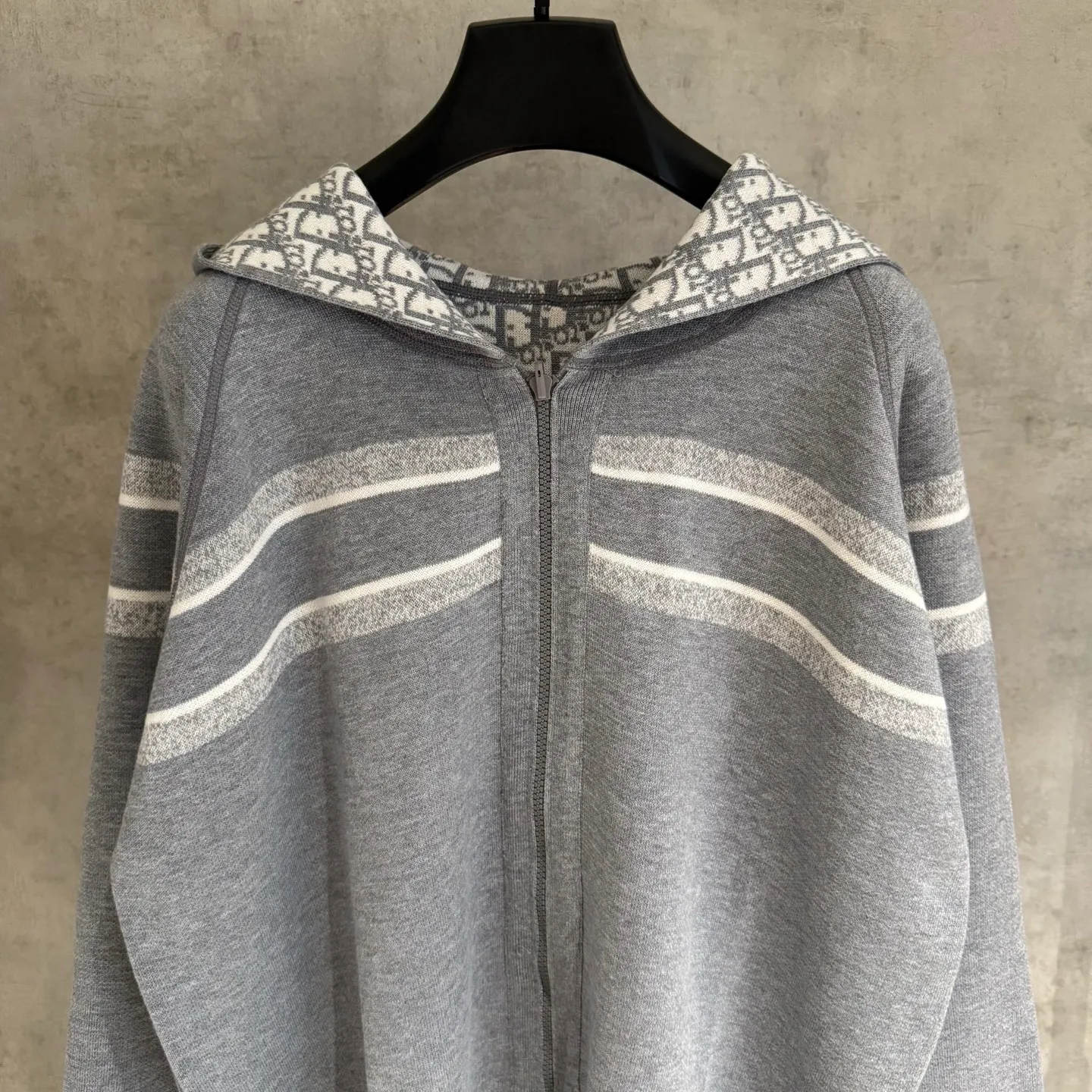 🅿️590 Strict quality control】DIOR/Dior double-sided jacquard cashmere knitted hooded sweater (enlarged version to differentiate the market) The fabric is made of cashmere blended knitted fabric, which is soft and comfortable. It features a zip closure at the front and subtle ribbed trimming at the cuffs and hem. The reversible design features a solid tone on one side and the brand's signature Oblique pattern on the other, with Cistian strap detailing on the back. The unlined cut ensures a light and effortless fit, while the slim fit creates an elegant silhouette. The entire piece has exquisite craftsmanship, double-sided knitting technology enables reversible wear, and ribbed edges enhance the three-dimensional effect. Dry cleaning and maintenance are recommended to maintain the delicate texture of cashmere fabrics. Color: Navy Gray Size: M L XL 2xl