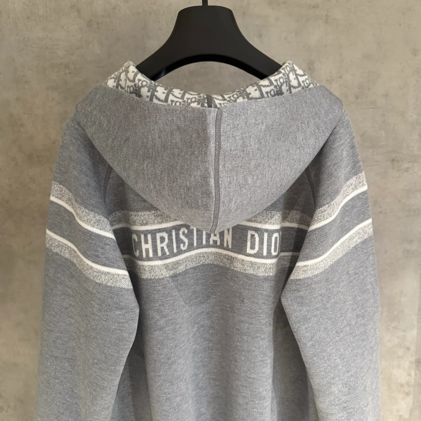 🅿️590 Strict quality control】DIOR/Dior double-sided jacquard cashmere knitted hooded sweater (enlarged version to differentiate the market) The fabric is made of cashmere blended knitted fabric, which is soft and comfortable. It features a zip closure at the front and subtle ribbed trimming at the cuffs and hem. The reversible design features a solid tone on one side and the brand's signature Oblique pattern on the other, with Cistian strap detailing on the back. The unlined cut ensures a light and effortless fit, while the slim fit creates an elegant silhouette. The entire piece has exquisite craftsmanship, double-sided knitting technology enables reversible wear, and ribbed edges enhance the three-dimensional effect. Dry cleaning and maintenance are recommended to maintain the delicate texture of cashmere fabrics. Color: Navy Gray Size: M L XL 2xl