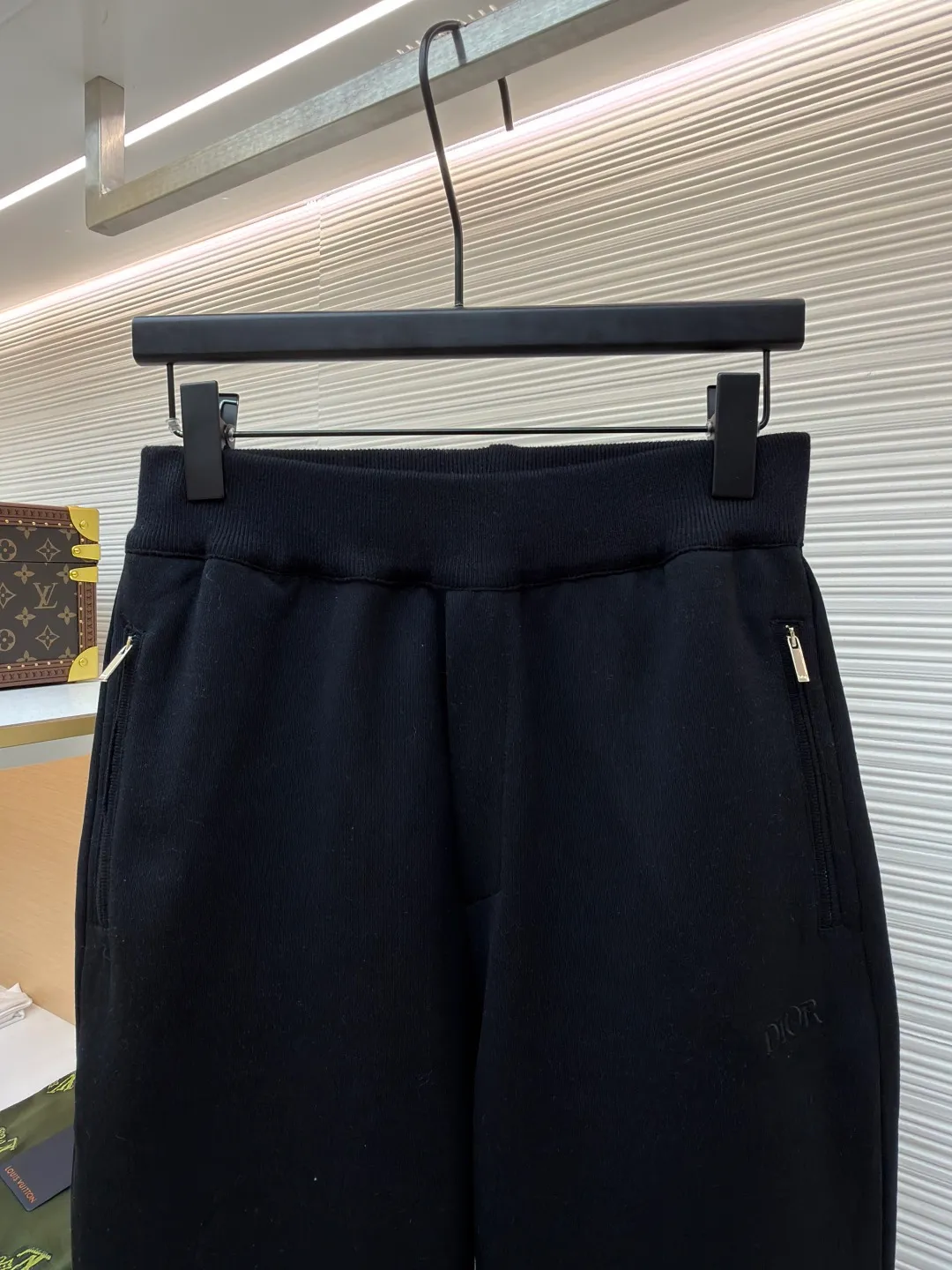 Dior presbyopic wool and cashmere legged trousers ●Item number: 1680908-B15 ●Material: wool cashmere fabric ●Technology: jacquard texture production ●Version: fitted version ●Weight: about 645 grams ●Size: S-M-L-XL ●Description: The fabric is made of cashmere fabric, containing 50% wool and pure cotton, with original hemming inside, jacquard letters, integrated design. One side has a solid color logo, and the spliced side has a classic presbyopia. It can be worn on both sides to change the style at any time. Customized imported velvet imported machine weaving, the material is conscientious and full of high-end texture. It is comfortable to wear and skin-friendly. It is made by a large factory and has perfect details and texture. The fabric is made of imported cashmere yarn. New product for early autumn! Hot style return! New version of dropped shoulder design High-grade navy blue presbyopic logo zipper cashmere jacket. Reversible. The letter jacquard texture on the back is luxurious and handsome. The hooded design is fashionable and advanced. The classic version does not make people look slimmer. Highly recommended! The overall wiring is straight and delicate, the fabric is comfortable and soft, and the color is consistent without color difference. It can be matched with the same style to create a fashionable look and control various occasions. Customized accessories, complete with three standards, same style for men and women!
